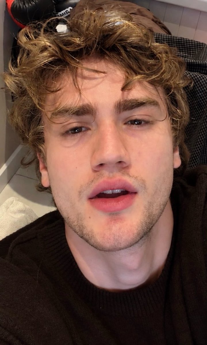 CaroBego1's tweet photo. When he discovers the truth, he distances himself from everyone, and a few days later, Deniz finds him in this state with disheveled hair and a bit of stubble🫦🫦🫦 https://t.co/yvbIWUqlGp