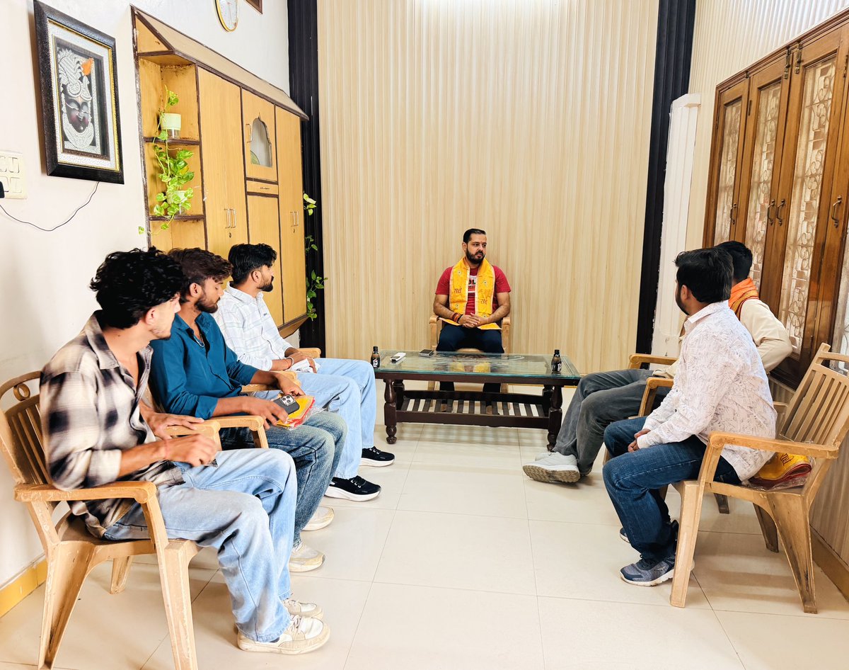 premendraguddu's tweet photo. आज अलीगढ़ स्थित आवास पर युवा साथियों से भेंट हुई। 

#PremendraGuddu #BJYM #BJPAligarh https://t.co/mmG3urb9SK