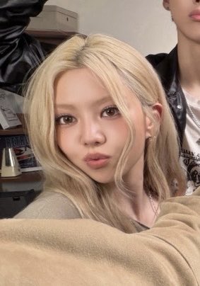 bumbleBsok's tweet photo. 이날 헤메코 미쳣음 “가을여자“ 그 자체 https://t.co/cSfYUEH2Mr