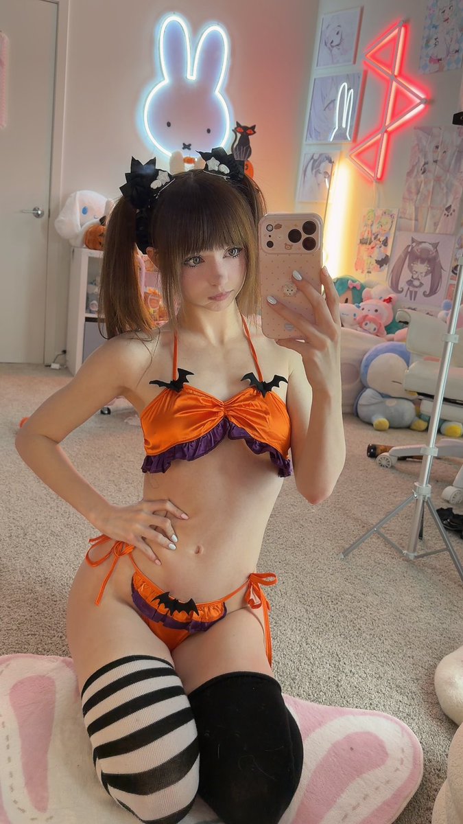 Tinybitsilly's tweet photo. Halloween :3 https://t.co/qoU9adm0Wx