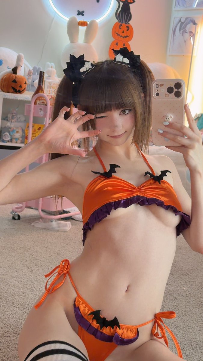 Tinybitsilly's tweet photo. Halloween :3 https://t.co/qoU9adm0Wx