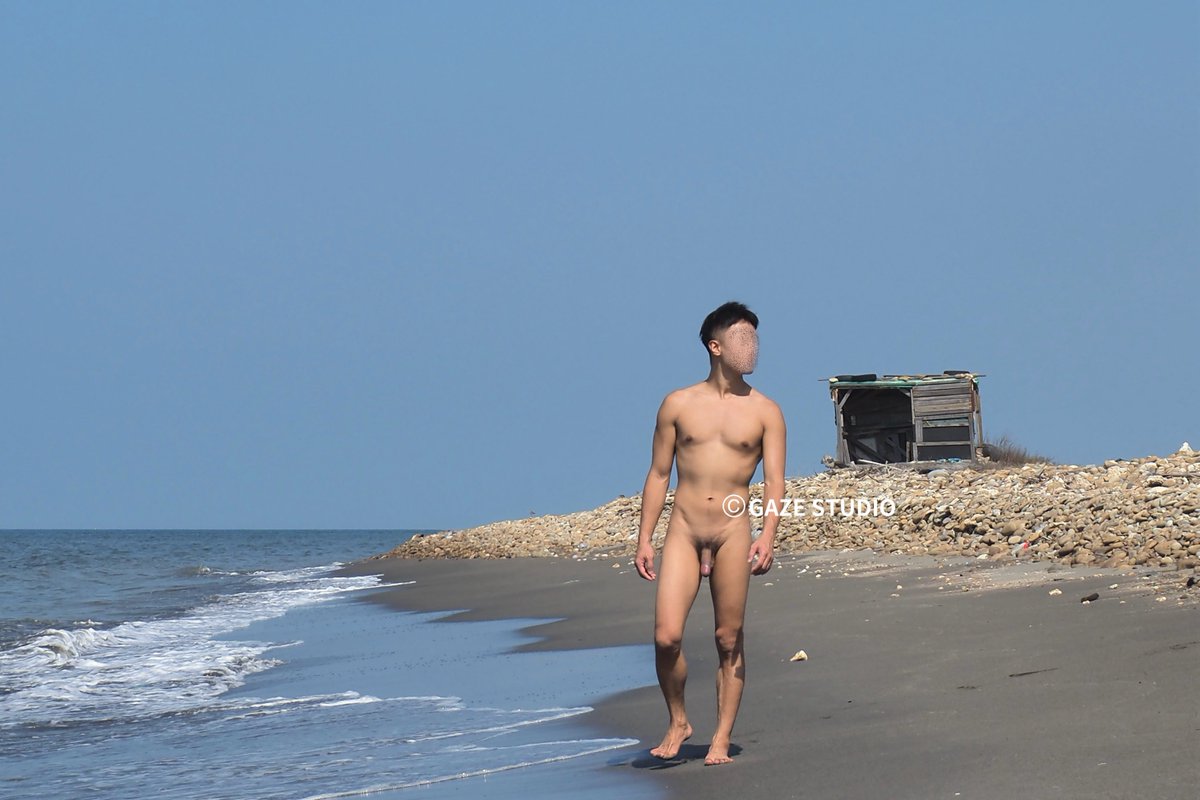 gaze_studio1491's tweet photo. 台灣四面環海
很容易可以找到無人野沙灘

不只是拍照
我們很放鬆的在這裡裸
海風吹拂身體的每一吋
自由自在享受天人合一

👤：@lucky7785123 

#野裸 #男體 #outdoor
#裸體 #攝影 #付費拍照 https://t.co/8IXebxKXV4