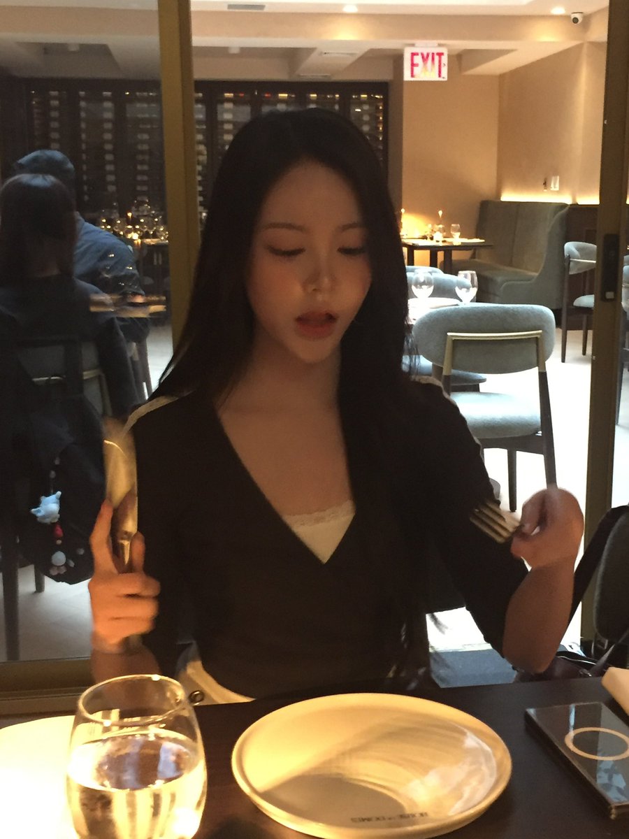 cayxmee's tweet photo. 261009 위버스 포스트 #카르멘 🌴

First date?🍽😋 https://t.co/eK8uj0RnPI