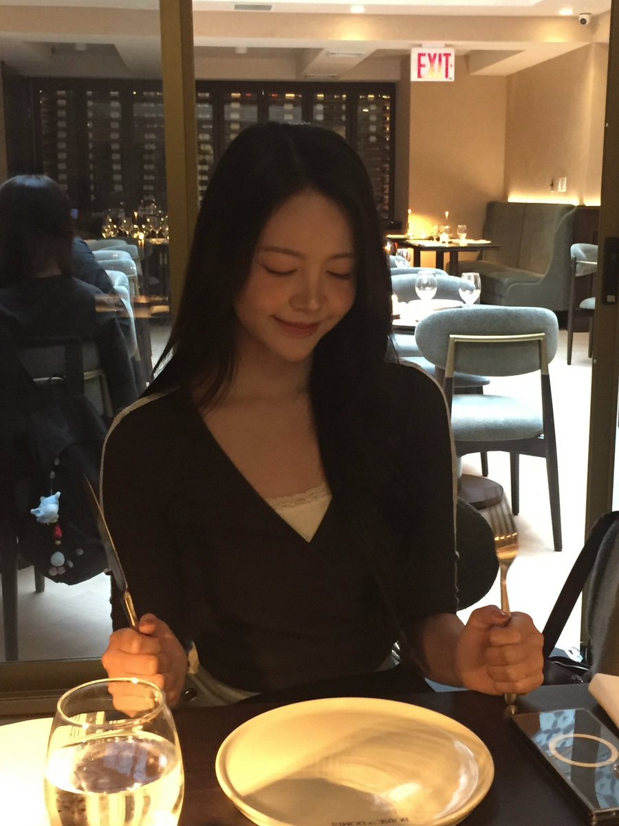 cayxmee's tweet photo. 261009 위버스 포스트 #카르멘 🌴

First date?🍽😋 https://t.co/eK8uj0RnPI
