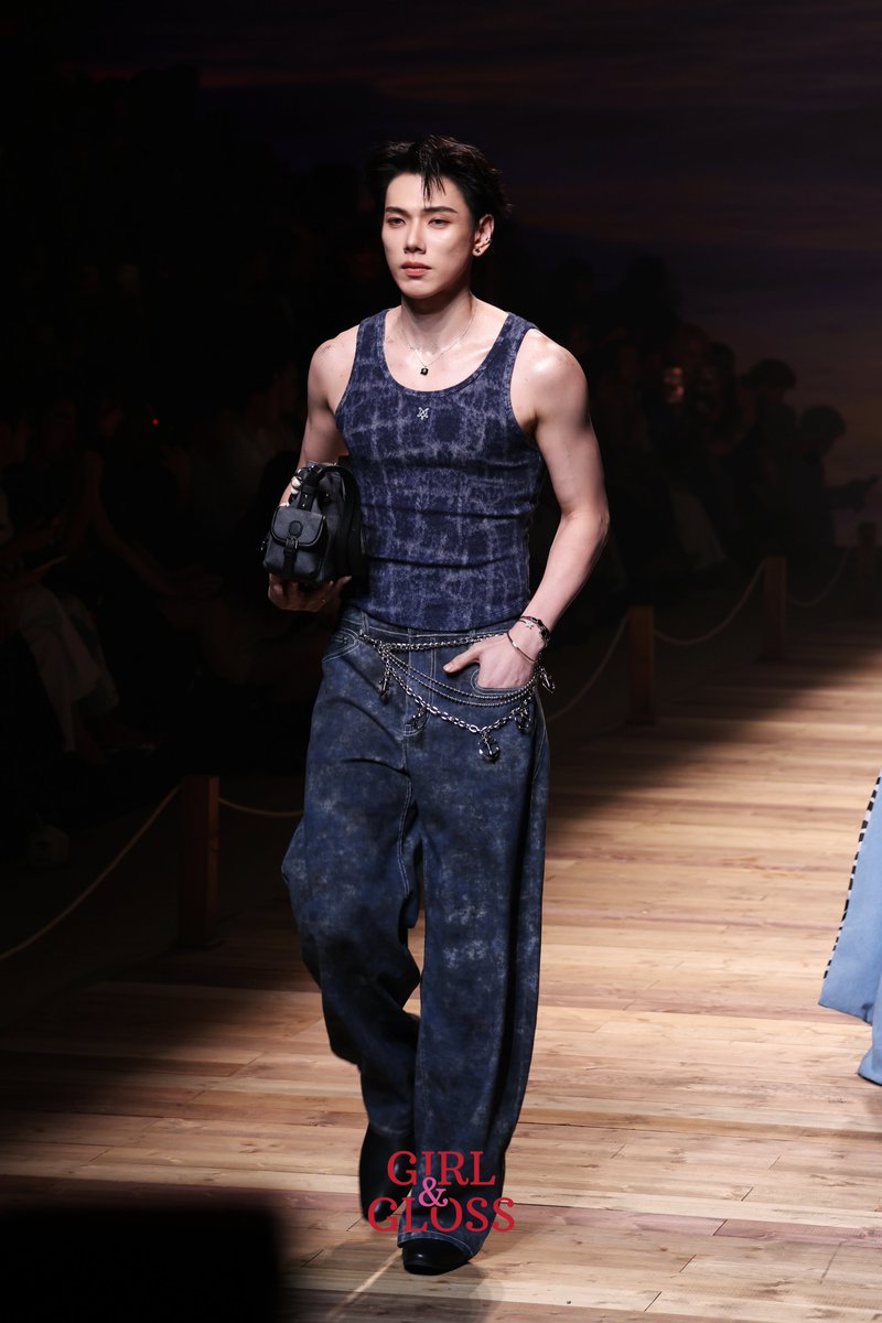 girlngloss's tweet photo. ต้าอู๋ร่วมเดินรันเวย์จาก “MERGE presented by Amazing Thailand” ที่ Grand Runway ในงาน Siam Paragon BIFW2026 ✨

DAOU BIFW26 SIAM PARAGON
#SiamParagonBIFW2026xDaou
#DAOU
#SiamCenterBIFW2026 #BIFW2026 #MERGEOFFICIAL #AmazingThailand https://t.co/JPXbIA1Aup