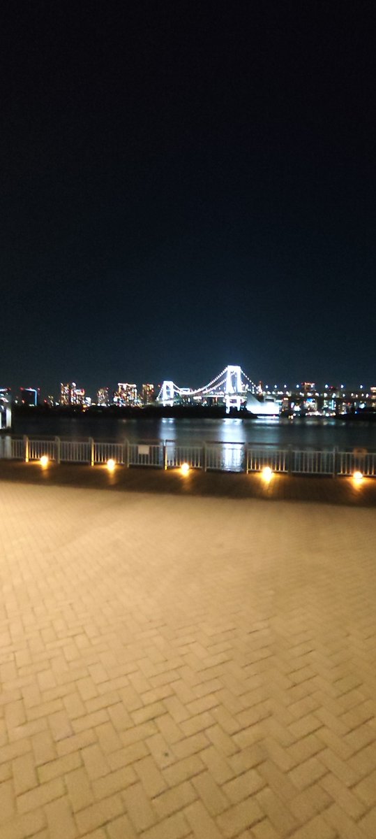 HADO8810's tweet photo. 夜景のお台場見たくてお台場行きました！たまたまお父さんの知り合いが居て
写真撮りました！ https://t.co/0vB1aAI5uu