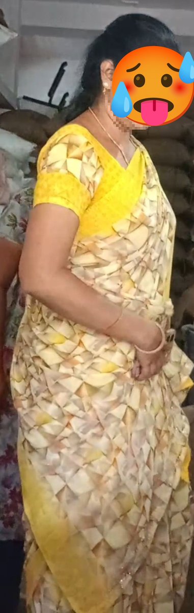 maran39203's tweet photo. Follower Anni Thevidiya mundai sema veri ethura ava molaiya paaka veri aguthu nala pudichu kasiki edukanum pola Iruku enama odambu vachiruka item kuthi mava Semaya ombuva 4 perukuda 🥵🥵Nalla katti potu Thevidiya othu edukanum kathara kathara adichi moonjilaye vidanum💋🍑cmt https://t.co/DhZx0snnki