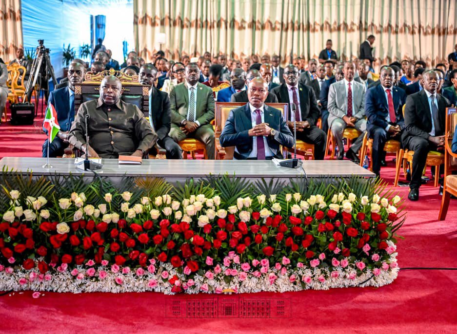 NtareHouse's tweet photo. Dans son discours, le Chef de l’Etat burundais, SE @GeneralNeva, a rappelé que la corruption et les malversations économiques constituent des obstacles majeurs au développement du pays. Il a notamment dénoncé le détournement des ressources publiques, les pratiques visant à empêcher les recettes d’être versées dans les caisses de l’Etat, la perception de pots-de-vin ainsi que le non-respect des obligations professionnelles.

Les différentes présentations ont mis en évidence les efforts déjà consentis par le Burundi, notamment le renforcement du cadre légal et institutionnel, la mise en place de mécanismes de contrôle et les réformes budgétaires et administratives.

SE @GeneralNeva a également insisté sur la nécessité d’une mobilisation collective, sans complaisance ni favoritisme, pour venir à bout de ces pratiques. Il a souligné l’importance de sensibiliser les citoyens à l’origine et à l’utilisation des ressources publiques, afin de promouvoir une culture de transparence, d’intégrité et de responsabilité.

Dans cette dynamique, les comités mixtes de lutte contre la corruption seront mobilisés sur toutes les collines du pays afin de rapprocher les actions de sensibilisation des citoyens et de renforcer leur participation à la lutte contre le phénomène. Le Chef de l’Etat burundais a par ailleurs annoncé une campagne de lutte contre la corruption d’une durée de trois mois, destinée à intensifier la sensibilisation et à encourager des comportements responsables à tous les niveaux de la société.