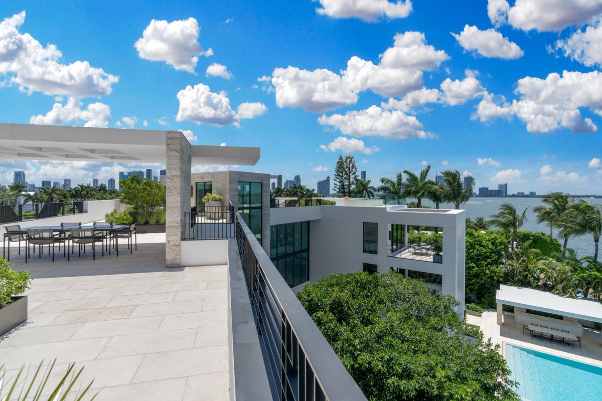 Lifestyle_PG's tweet photo. Island living with a front-row seat to Miami’s most iconic views.
#LPG #lifestyleproductiongroup #venetianislands #miamirealestate #luxuryrealestate https://t.co/BkUo6X7UdD