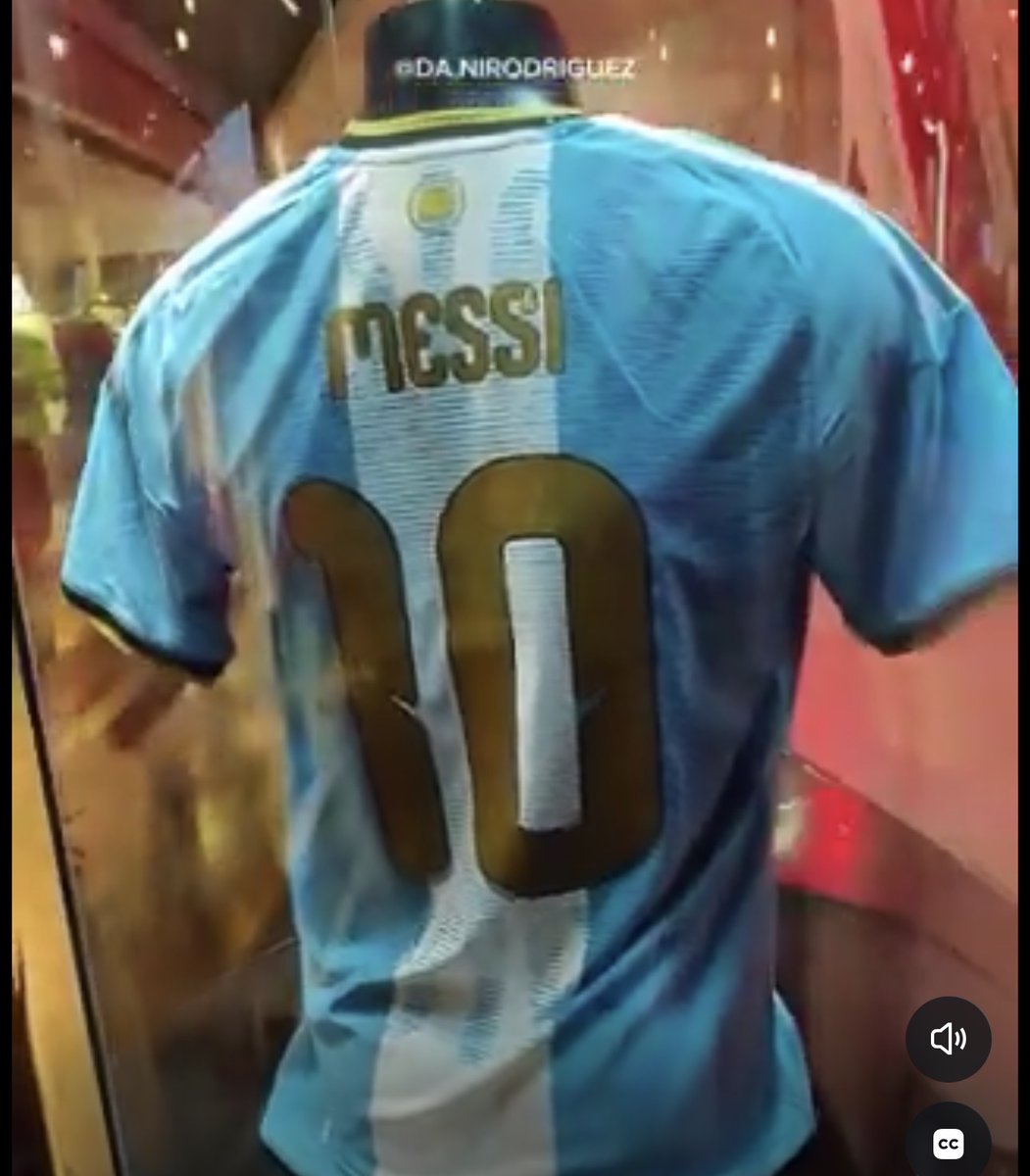 GoalVersee's tweet photo. 🚨 BREAKING: River plate becomes the first club to hang a shirt of Messi’s retirement game in their club’s museum. 

What a way to honor a legend. 🥹❤️ https://t.co/hH5VYtaItW