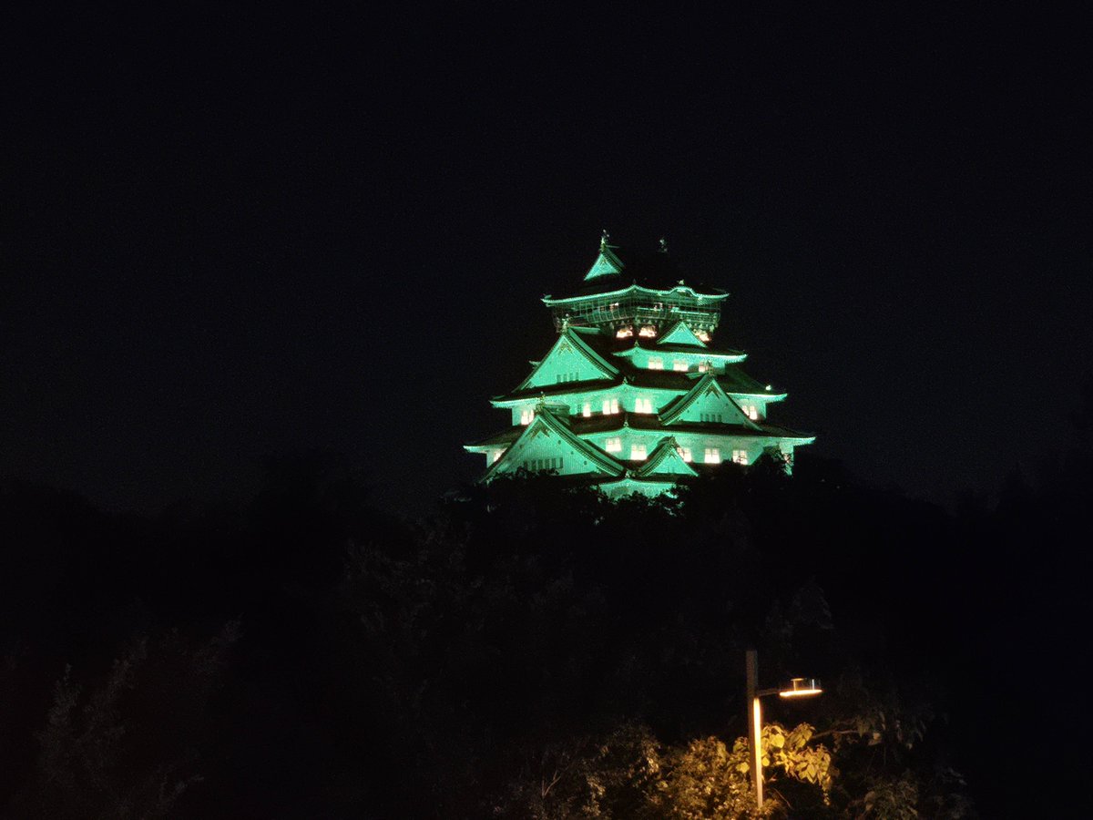 bluerunner111's tweet photo. 大阪城公園駅前はお洒落な店が並んでる。金曜なのに人が少ないので穴場かも。大阪城は緑色の特別カラーでした。 https://t.co/0ct2eSPC6c