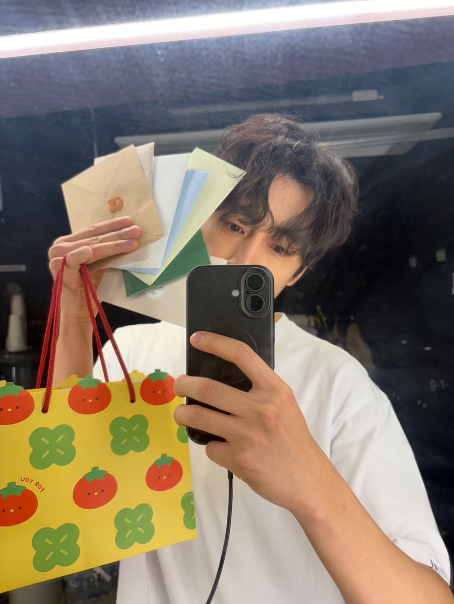 poddo0502's tweet photo. <<261009 #국톡 일지>>

대장도 이렇게 열심히 사는데
내가 뭐라고...🫢

오늘도 떡국들 밥먹이는 데 진심인
대장님✨️🫶

오늘 대레전 찍어주셔서 감사합니당😘 https://t.co/seSVZqVciA
