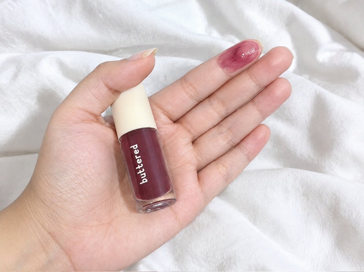 sweetnadaa's tweet photo. GILAAAA.... HASIL NGIKUTIN RACUN WARGA TIKTOK akhirnya punya bibir glossy, keliatan plumppy definisi bibir epoxy‼️👌🏻😚
Gak sia-sia dapet brand lokal ini, worth it no gimmick🤏🏻✨ https://t.co/qrfmfVdPcl