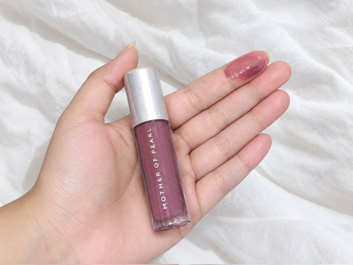 sweetnadaa's tweet photo. GILAAAA.... HASIL NGIKUTIN RACUN WARGA TIKTOK akhirnya punya bibir glossy, keliatan plumppy definisi bibir epoxy‼️👌🏻😚
Gak sia-sia dapet brand lokal ini, worth it no gimmick🤏🏻✨ https://t.co/qrfmfVdPcl