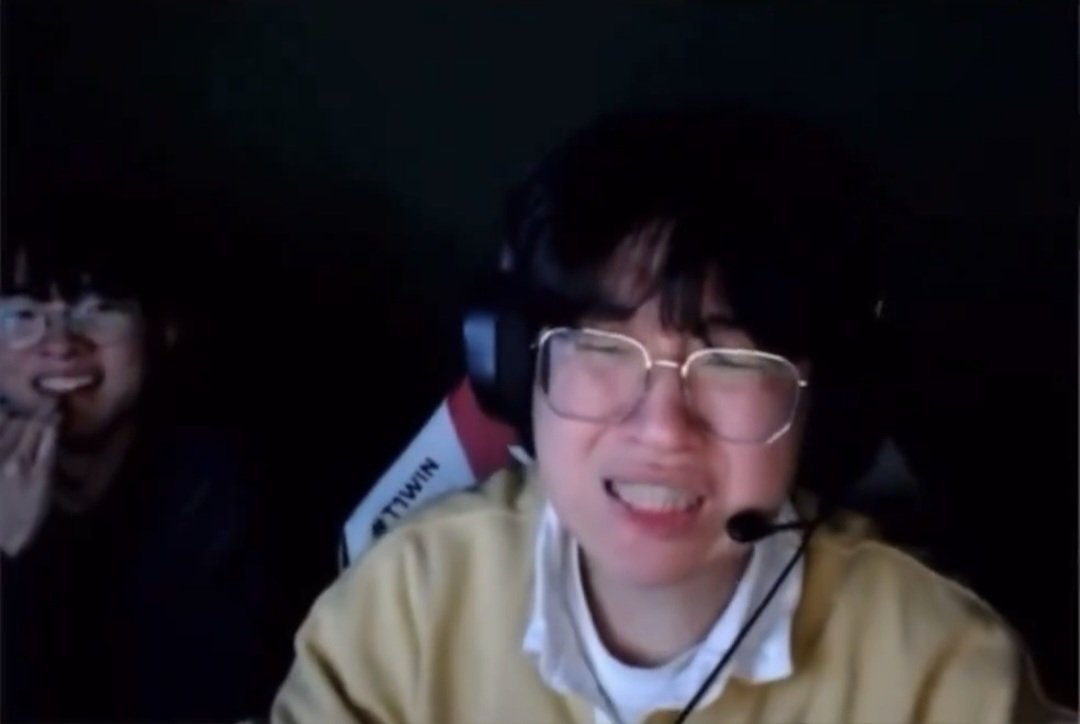 zemayuka's tweet photo. The next frame when faker hyung comes to his rescue https://t.co/2cz4G85z4f