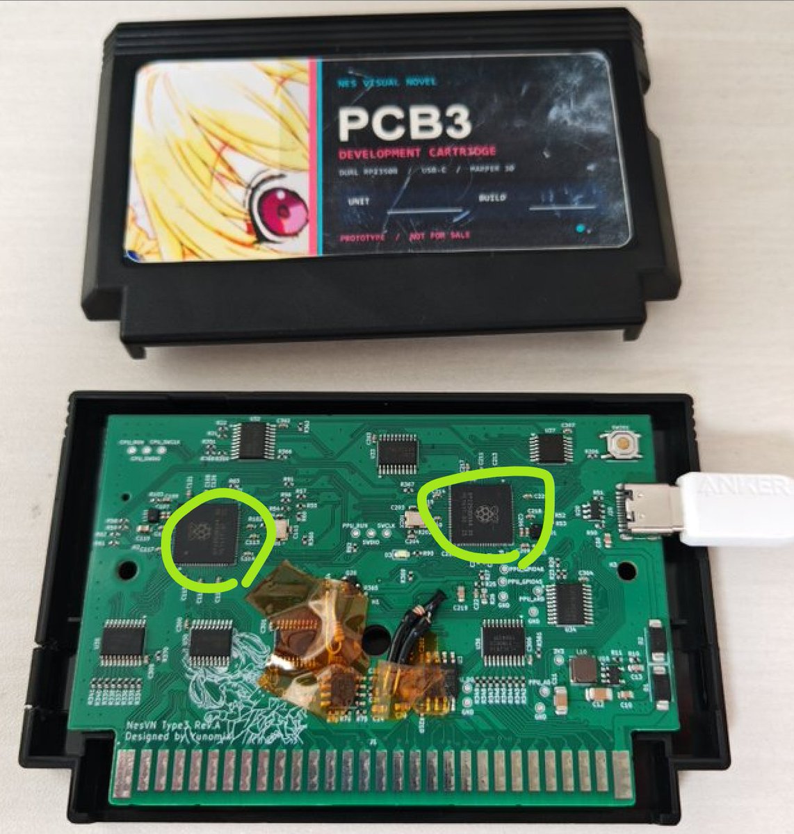 game_pg_izu's tweet photo. 昨夜のファミコン3Dレースに関する僕の予想見解
僕の予想に関する訂正を作者様よりスクショの通りのレスを頂きましたので(DMとかではなく普通のRTです)、すごいなあと感心しつつ、謝罪し削除しました

なぜか頑なに他の方へはロジックの説明をされないので、話題になっている様ですね
（僕へ返答くださった様に解説されるだけで、羨望の的だと思うのですが……）

少し過去に、実際に自作されたカートリッジの写真にもあきらかにラズパイのICが2枚乗っていたりするので
おそらくは6502でメインゲームをカリカリチューニングで駆動しつつ、カートリッジ側を描画アクセラレーターにされているのだと思います。めっちゃカッコイイハードチューニングです

が、他の方への質問には「仕組って明かさなければいけなんですか？」と消極的な様ですので、僕もこれ以上触れるのはやめました

試みは面白そうだと思っていただけですし、カートリッジ側の機能拡張メッチャ楽しい！と単純に終わる話かと思っていたのですけれどね

沢山読んで頂いた投稿で、嬉しかったです！
頂いたコメントごと削除する形になり、ごめんなさい
有難うございました😊