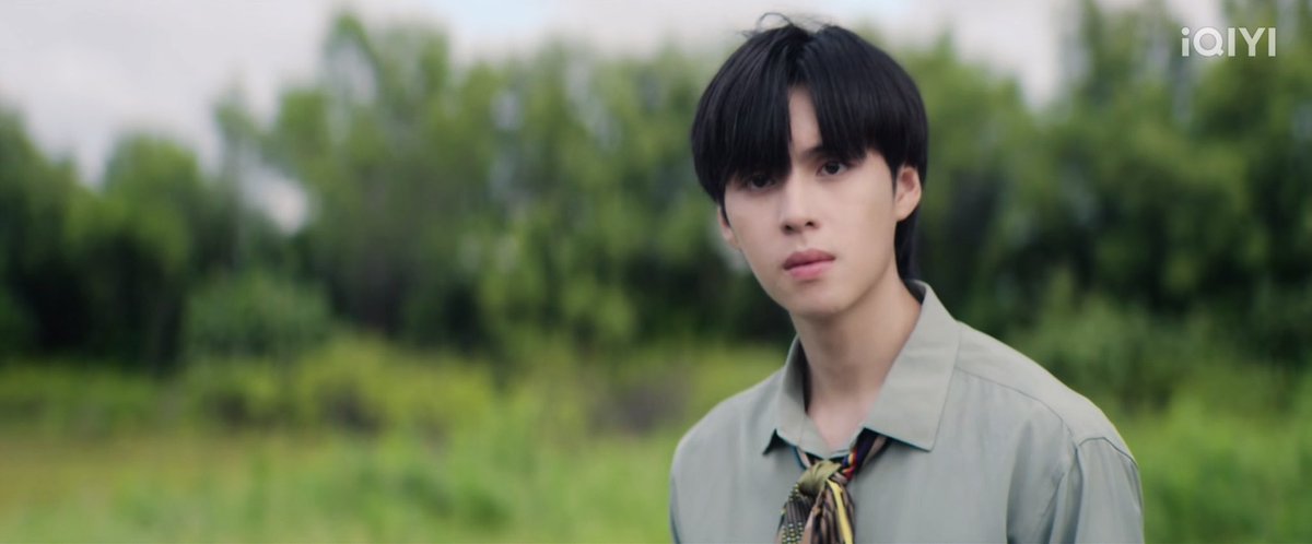 mook_kkc's tweet photo. ไม่ไหว นี่ประทับใจ Fool in Love ep.2 มาก
ขออนุญาต recap แบบสด ๆ เร็ว ๆ หลังดูจบเลยละกานนนน

คือแบบโห ตั้งแต่มารู้จักกับ Fool in Love คือเวลา 40-50 นาทีผ่านไปเร็วมากกก 😭 พูดถึง EP.2 สิ่งนึงที่ชอบมากคือตัวตนของหยกที่เราจะเห็นว่ายังมีอคติและกำแพงบางอย่างกับพี่อิงอยู่ แต่พอได้ทำงานใกล้ชิดกันมากขึ้น หยกก็เริ่มได้เห็นอีกด้านของพี่อิงที่ไม่เคยรู้จักมาก่อน 🥹

นี่ชอบฉากในรถมาก ตอนที่พี่อิงไม่สบายแล้วเริ่มพูดถึงอดีต กว่าจะมาถึงจุดนี้มันไม่ง่ายเลย ต้องผ่านความยากลำบาก ต้องพิสูจน์ตัวเองเพื่อให้คนอื่นยอมรับ แล้วสายตาของหยกตอนนั้นมันแสดงความแปลกใจว่า พี่อิงก็มีมุมแบบนี้ที่มันไม่เคยรู้มาก่อน เป็นอีกมุมที่ทำให้เราเห็นว่าหยกเองก็เริ่มมองพี่อิงเปลี่ยนไปเหมือนกัน ซึ่งคอปเตอร์ถ่ายทอดความรู้สึกตรงนี้ออกมาได้ดีมากกก ทั้งสายตาและอารมณ์มันทำให้เราอินตามจริง ๆ ชื่นชมจริง ๆ คงทำการบ้านหนักมาก ๆๆๆๆๆๆๆ 🥹

ส่วนพี่แบงค์ก็ถ่ายทอดตัวตนของพี่อิงได้ดีมากเหมือนกัน ที่ภายนอกดูเป็นคนสนุกสนาน เจ้าชู้ เหมือนไม่ค่อยคิดอะไร แต่ยิ่งดูยิ่งรู้สึกว่าสิ่งเหล่านั้นเป็นแค่เปลือกนอกที่ใช้ปกป้องตัวเองจากอีกตัวตนที่ซ่อนอยู่ข้างใน ทำให้รู้เลยว่าตัวละครอิงมีหลายมิติมาก ๆ และพี่แบงค์ก็ทำให้เราเห็นมิติเหล่านั้นได้น่าสนใจจริง ๆ คือเชื่อมั่นอยู่แล้วว่าพี่แบงค์จะไม่ทำให้ผิดหวัง มีแต่ทำให้ประทับใจเพิ่มขึ้นเรื่อย ๆ🫶🏻

สรุปคือ 47 นาทีที่คุ้มค่ามากกกก ดูจบแล้วมีแต่คำว่าโห โห โห อยากดูต่อแล้วววว 😭 ทำไมหนึ่งตอนมันสั้นขนาดนี้ ขอ EP. ละ 3 ชั่วโมงได้ม้ายคะ อยากอยู่กับตัวละครนานกว่านี้อีกกกก 😭💖 จะลงแดงตายแล้ว ๆๆๆๆๆๆ

ONE BED CLOSER

#FoolInLoveEP2