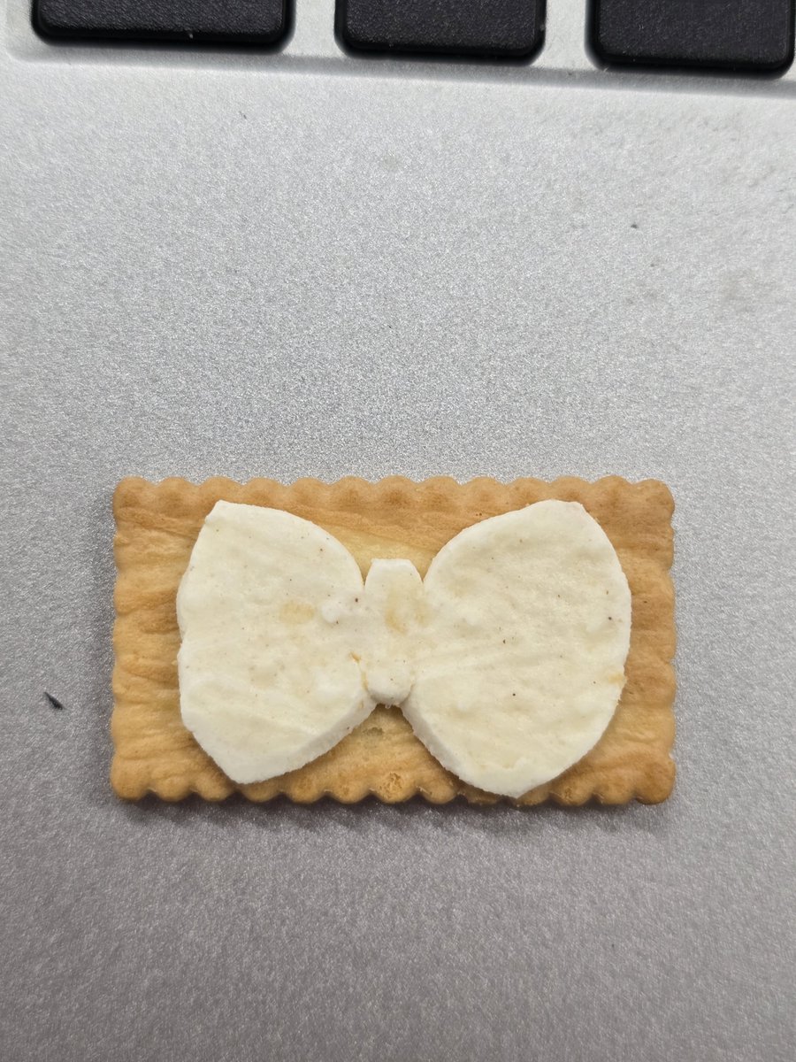 red_comet_mark3's tweet photo. ビスコを片側のクッキーそっと取ると
中のクリームリボンの形
可愛い…
#お菓子 #ビスコ #リボン #可愛い https://t.co/xYm1lPS3D2