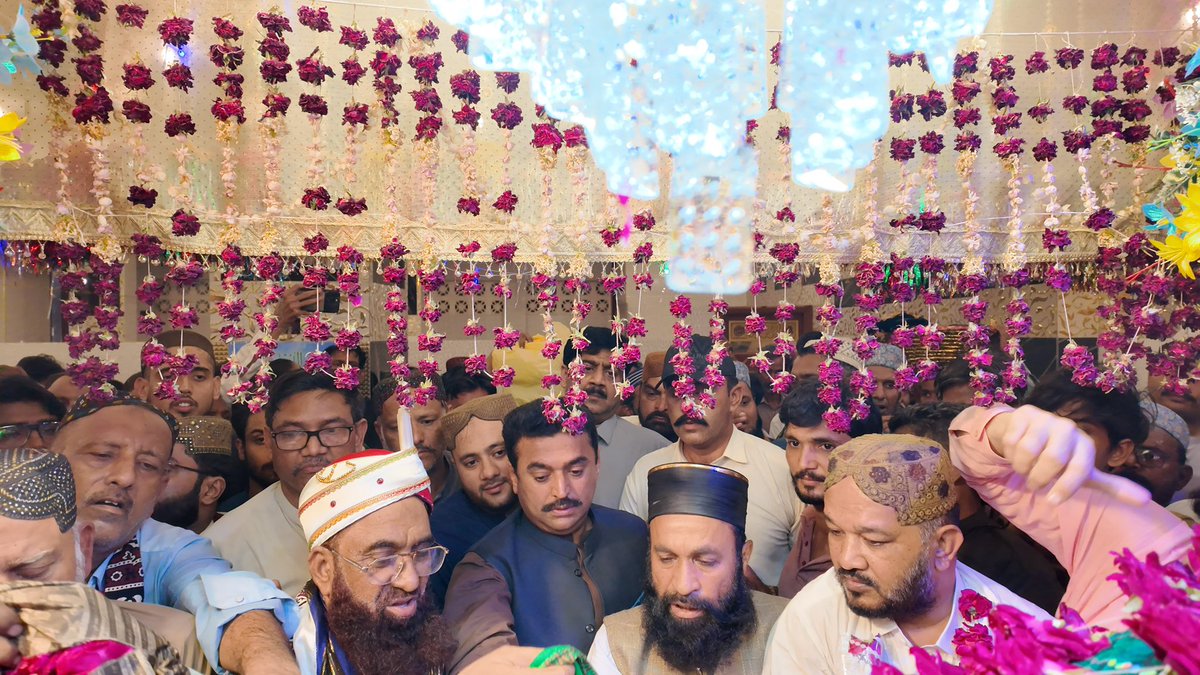 KashifShoroPPP's tweet photo. درگاہ سخی عبدالوہاب شاہ جیلانی پر حاضری اور سالانہ عرس کے موقع پر چادر پوشی کی سعادت حاصل ہوئی۔ اولیائے کرام کی تعلیمات محبت، امن، بھائی چارے اور انسانیت کی خدمت کا درس دیتی ہیں، جو ہمارے معاشرے کے لیے مشعلِ راہ ہیں۔

اس موقع حاجی گلشن الٰہی، علمائے کرام اور عقیدت مندوں کی بڑی تعداد بھی موجود تھی۔

اللہ تعالیٰ اس حاضری کو قبول فرمائے اور ہمارے شہر حیدرآباد سمیت پورے ملک کو امن، خوشحالی اور ترقی عطا فرمائے۔ آمین۔