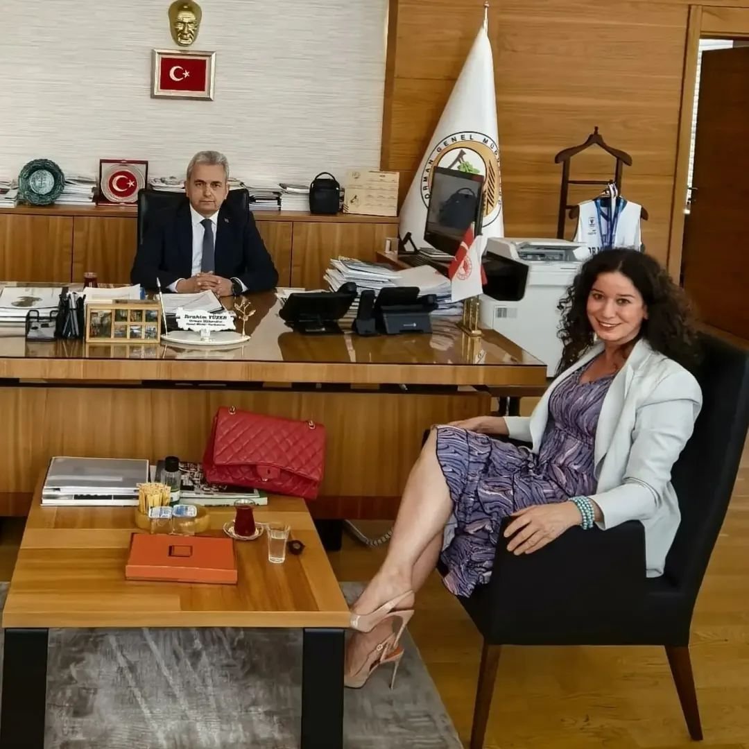 SelmaKaraduman's tweet photo. #Karbonet Çalıştayında sunduğum Karbon Yutak Alan Projelerinde Hukuki Güvence hk tebliğimden sonra Ankara ziyaretlerimin bir parçası olarak 24 Eylül'de Orman Genel Müdür Yardımcısı Sn. İbrahim Yüzer Bey’i makamında ziyaret ettim @iyuzer68
#carbon #karbonyutakalanları #iklimhukuku https://t.co/JVqVHcdPza
