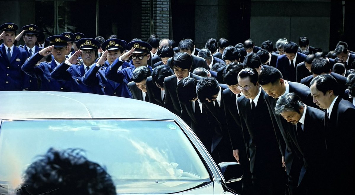 1tm_sr2w's tweet photo. 警察官等の敬礼は、帽子を被っているときに礼をすると帽子が落ちてしまうことから、礼の代わりにする作法として敬礼をしているので、正確には、帽子を被っていない警察官が敬礼をすることはない。
そのわかりやすい例が相棒でいうとこれ https://t.co/MvBsUz2qZc
