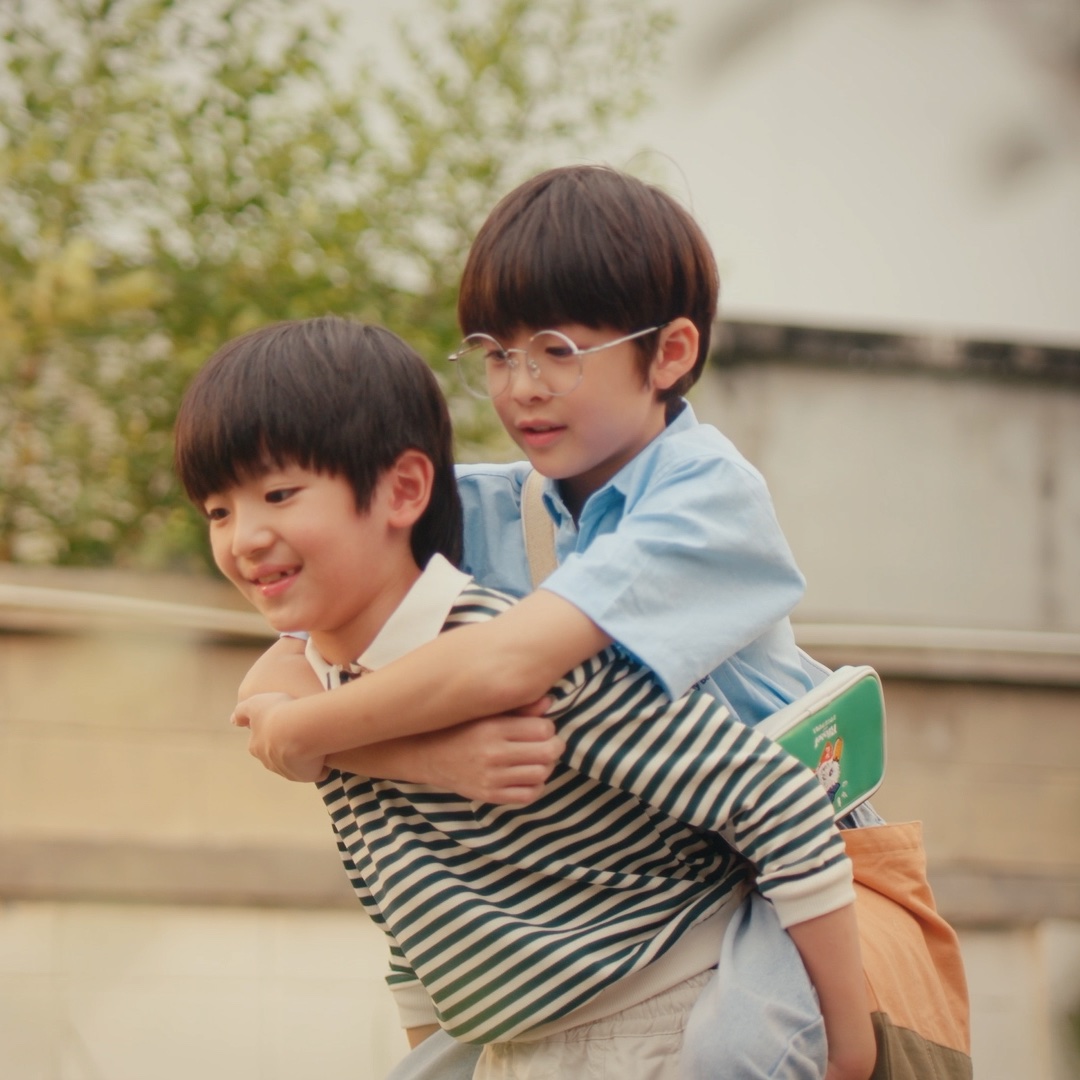 Weirdo101Series's tweet photo. ตอนนั้นชีวาขาเจ็บพี่นิรันดร์ต้องให้ขี่หลัง โตมาพี่นิรันดร์ขาเจ็บชีวาเลยต้องให้ขี่หลังแทน☺️

#WEIRDO101SeriesEP9
@sea_ta_lay @keenkeno_sp https://t.co/fisinFT94M
