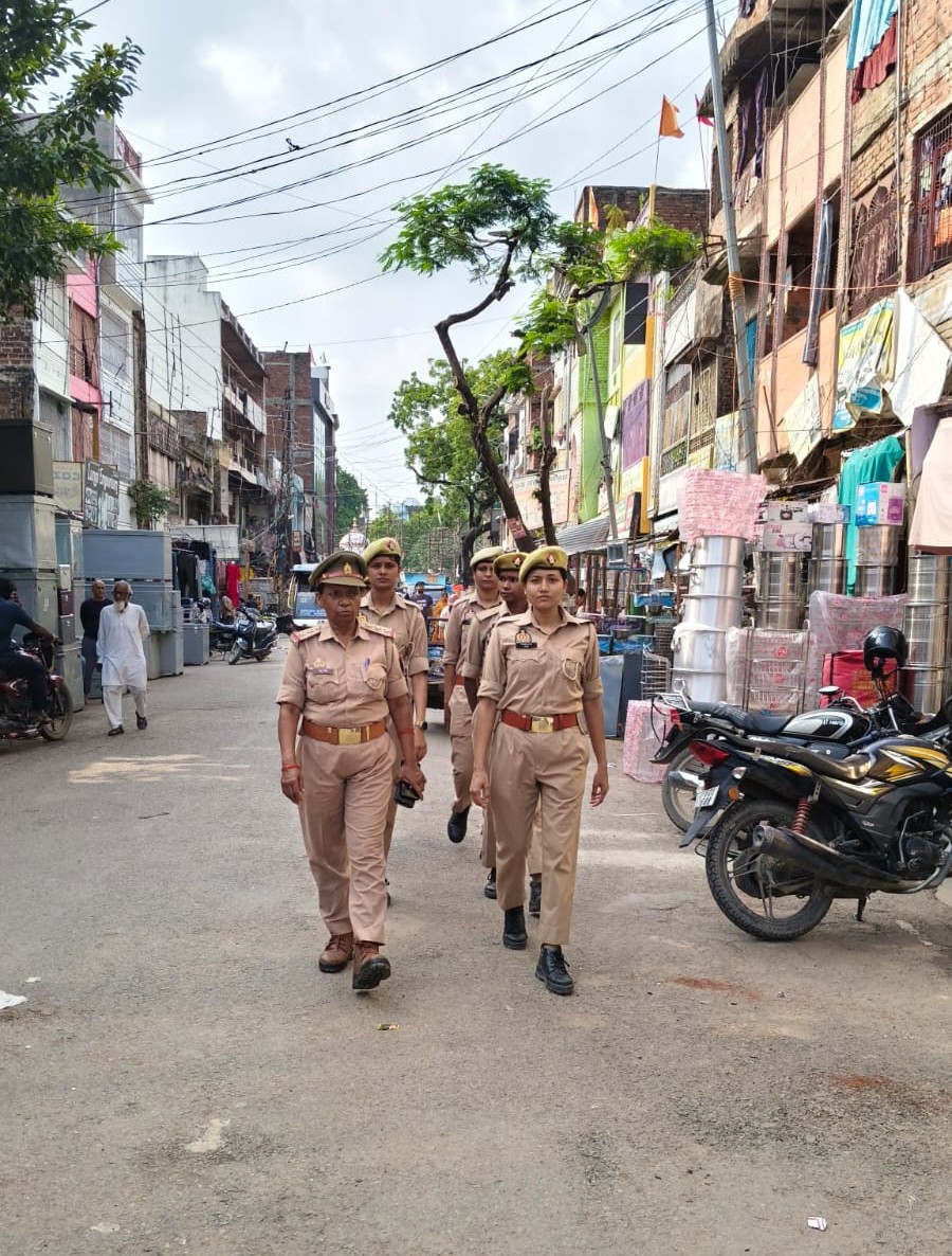 balliapolice's tweet photo. #SPBallia श्री डॉ0 ईरज राजा के निर्देशन में जनपद में शांति व कानून व्यवस्था बनाए रखने तथा आमजन में सुरक्षा का भाव जागृत करने के उद्देश्य से #PS_महिला थाना पुलिस द्वारा मुख्य मार्गाें व अन्य भीड़ वाले स्थानों पर पैदल गस्त की गई। #Ballia #बलिया
@Uppolice
@dgpup
@digazamgarh https://t.co/NtnyjymmD6