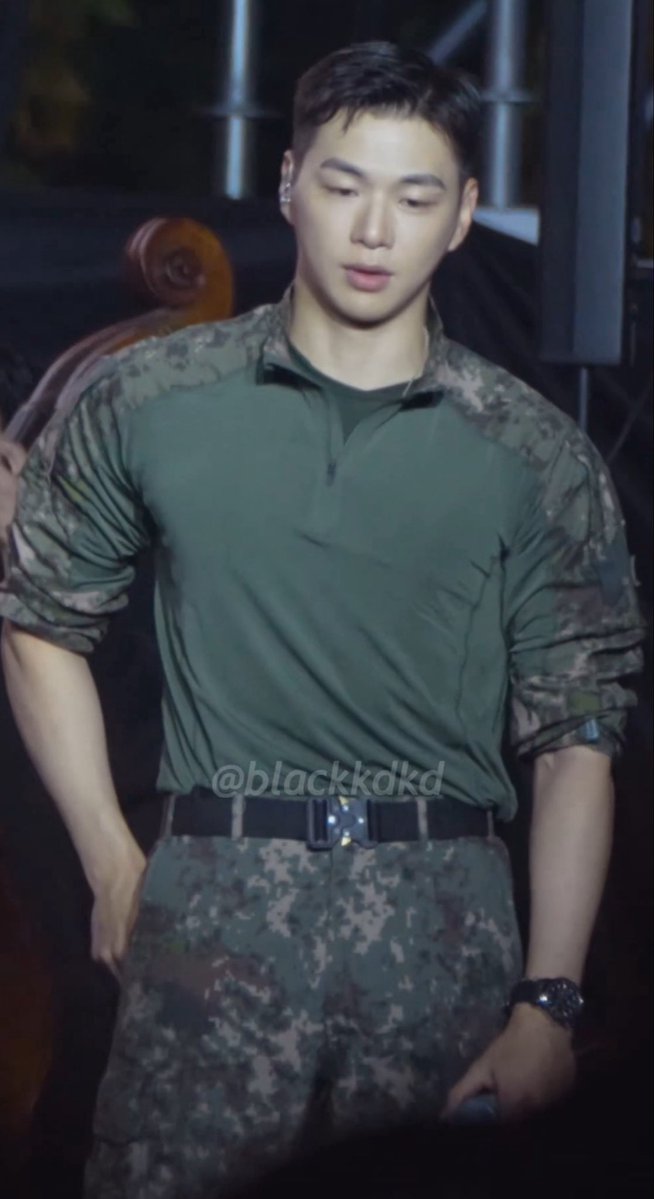 alone5959's tweet photo. 니엘이 머리 정수리 뽕이 중요하다 생각했는데 생각이 짧았네 걍 두상 예쁘고 잘생겨서 뭐든 어울려 https://t.co/v5sN8KLdPt