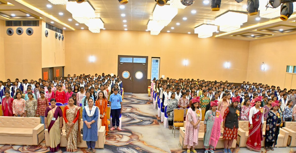 ABVPMK's tweet photo. अखिल भारतीय विद्यार्थी परिषद (अभाविप) बालाघाट द्वारा ‘शौर्या’ युवती सम्मेलन का भव्य आयोजन किया गया। सम्मेलन में छात्राओं ने साइबर सुरक्षा, महिला विमर्श, स्वास्थ्य एवं पंच परिवर्तन जैसे महत्वपूर्ण विषयों पर सार्थक संवाद किया। साथ ही, अपनी अंतर्निहित शक्ति को पहचानते हुए आत्मविश्वास, जागरूकता एवं सामाजिक सहभागिता के साथ आगे बढ़ने का संकल्प लिया।

कार्यक्रम में प्रमुख रूप से राष्ट्रीय सेविका समिति, महाकोशल प्रांत की प्रांत बौद्धिक प्रमुख श्रीमती प्रतिमा बिसेन जी, बालाघाट की सुप्रसिद्ध स्त्री रोग विशेषज्ञ डॉ. श्वेता सहारे जी, साइबर विशेषज्ञ श्रीमती मेघा तिवारी जी एवं प्रवासी कार्यकर्ता सुश्री श्वेता राय जी की गरिमामयी उपस्थिति रही। अतिथियों ने अपने अनुभवों एवं मार्गदर्शन से छात्राओं को प्रेरित करते हुए उन्हें स्वास्थ्य, साइबर सुरक्षा, सामाजिक दायित्व एवं व्यक्तित्व विकास के प्रति जागरूक किया।

सशक्त युवती, सशक्त समाज और सशक्त राष्ट्र के संकल्प के साथ ‘शौर्या’ युवती सम्मेलन छात्राओं में आत्मविश्वास, नेतृत्व क्षमता एवं राष्ट्र के प्रति कर्तव्यबोध जागृत करने का सशक्त माध्यम बना। ज्ञान, शील एवं एकता के ध्येय के साथ व्यक्ति निर्माण से राष्ट्र निर्माण की यह यात्रा निरंतर आगे बढ़ रही है।

#ABVPMK #ABVPVoice #ABVP #BalaghatABVP #ShauryaYuvatiSammelan