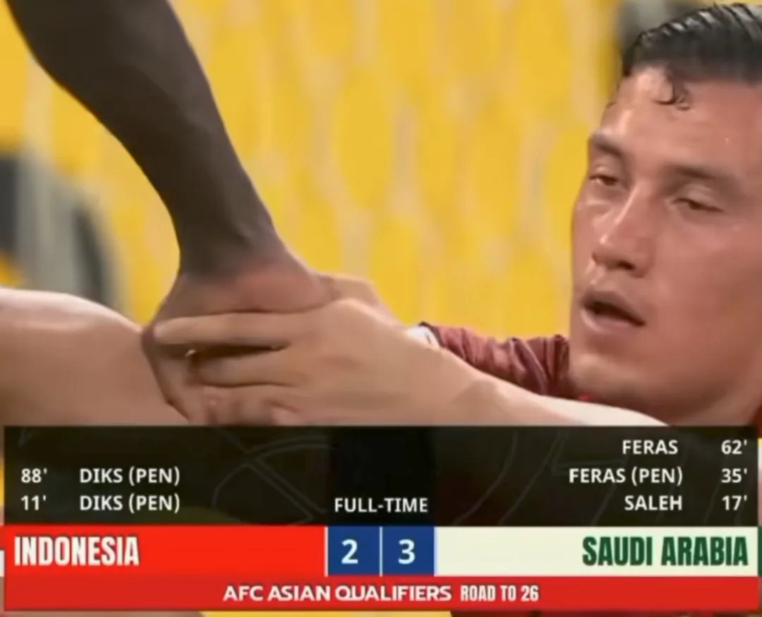 piala_talk's tweet photo. Kalau Final AFF 2010 itu luka lama, maka Kualifikasi Piala Dunia 2025 jadi luka baru yang nggak kalah nyesek 

Bukan cuma karena hasilnya, tapi karena ada rasa kecewa yang susah dijelasin ke federasi kita sendiri.

Udah deh… rasanya tinggal nyetel:

“Pas wingi kowe mblenjani janji…” 

Sepak bola emang bisa bikin bangga, tapi kadang juga jago banget bikin patah hati.