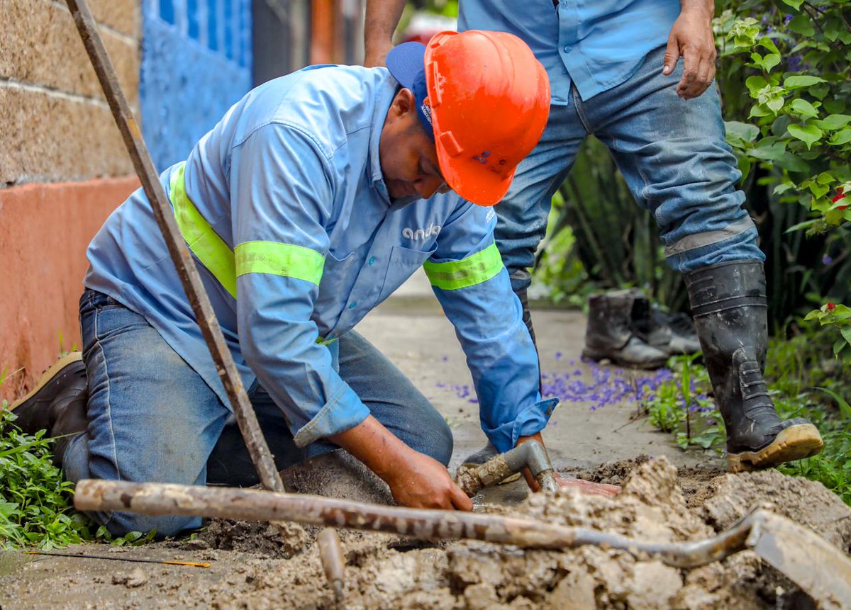 SecPrensaSV's tweet photo. Este viernes, personal de @ANDASV repara una fuga de agua potable en la avenida Washington, colonia Libertad, en el distrito capital, San Salvador Centro. https://t.co/J7nUPqSxzV