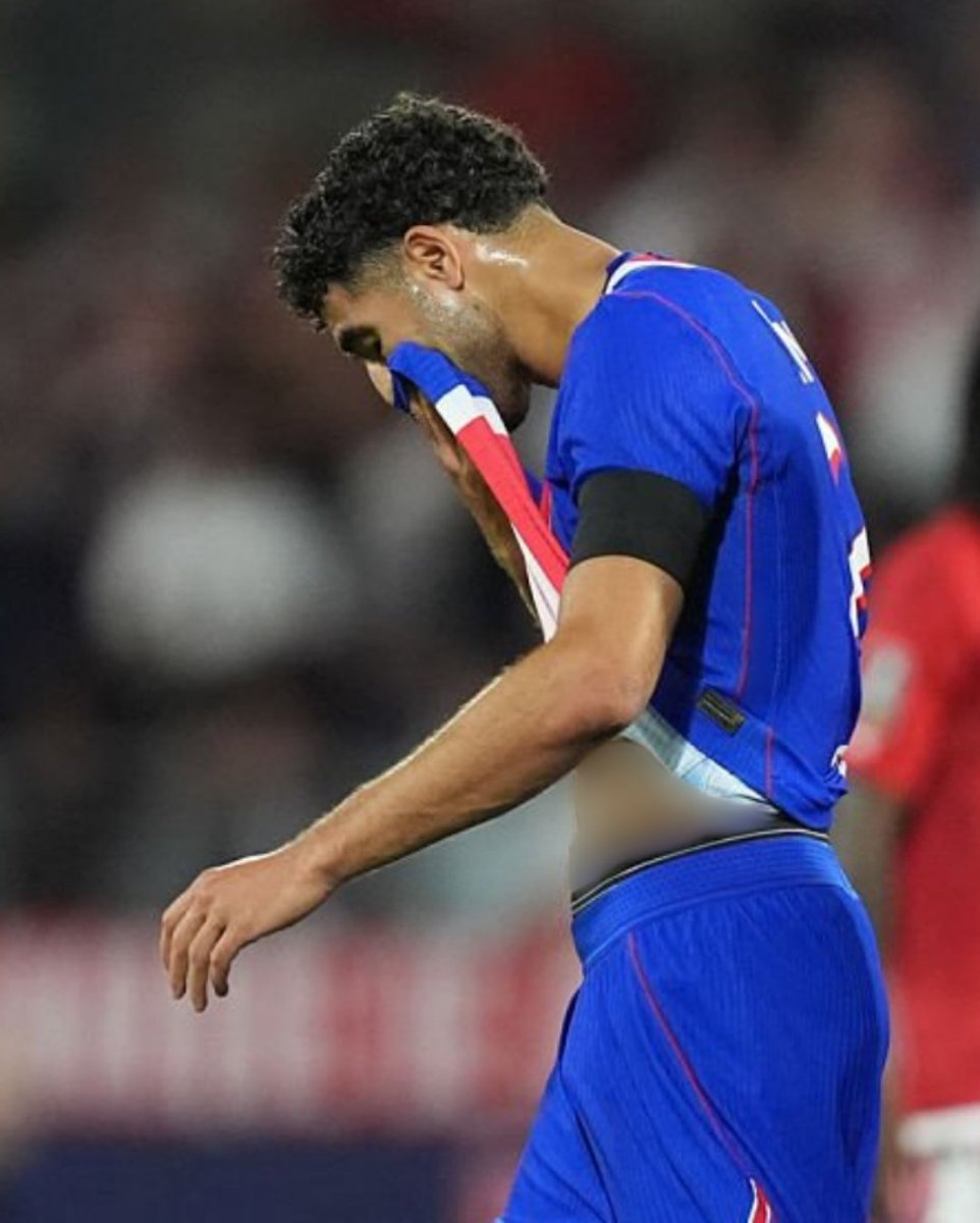 ActuFootMaroc's tweet photo. 🚨🚨🚨 𝗨𝗥𝗚𝗘𝗡𝗧 | 𝗔𝗖𝗛𝗥𝗔𝗙 𝗛𝗔𝗞𝗜𝗠𝗜 𝗩𝗜𝗖𝗧𝗜𝗠𝗘 𝗗'𝗨𝗡 𝗗𝗘𝗘𝗣𝗙𝗔𝗞𝗘 𝗜𝗔 𝗣𝗔𝗥 𝗨𝗡 𝗠𝗘́𝗗𝗜𝗔 𝗗𝗨 𝗡𝗜𝗚𝗘𝗥𝗜𝗔 !!! 🇲🇦🇳🇬😱

Voici les explications du frère @MoroccoTsga sur la fake news qui circule comme quoi Hakimi aurait mis 𝗨𝗡𝗘 𝗙𝗘𝗠𝗠𝗘 𝗘𝗡𝗖𝗘𝗜𝗡𝗧𝗘 🫃❌ :

« D’après mes vérifications, la vidéo qui circule est un deepfake : le filigrane du générateur d’IA apparaît en bas de l’image. Depuis les prétendues nominations de Hakimi au Ballon d’Or et au Ballon d’Or africain, 𝗽𝗹𝘂𝘀𝗶𝗲𝘂𝗿𝘀 𝗺𝗲́𝗱𝗶𝗮𝘀 𝗮𝗳𝗿𝗶𝗰𝗮𝗶𝗻𝘀 𝗼𝗻𝘁 𝗹𝗮𝗻𝗰𝗲́ 𝗰𝗲𝘀 𝗰𝗮𝗺𝗽𝗮𝗴𝗻𝗲𝘀. 🐍

Avant-hier, Pulse Sports, une chaîne sportive NIGÉRIANE 🇳🇬, a publié un article avec la vidéo, puis l’a supprimé quinze minutes plus tard. Mais elle avait déjà été reprise par de gros comptes nigérians et africains vivant en Europe. Les commentaires font exploser les algorithmes. J’ai suivi la trace : 𝗹𝗲 𝘃𝗼𝗹𝘂𝗺𝗲 𝗱’𝗮𝗿𝘁𝗶𝗰𝗹𝗲𝘀 𝗰𝗼𝗻𝘁𝗿𝗲 𝗛𝗮𝗸𝗶𝗺𝗶 𝗲𝘀𝘁 𝗲́𝗻𝗼𝗿𝗺𝗲. 😳

Je peux t'assurer que c'est une fausse accusation même si la vidéo s’avère être vrai par miracle ce que 𝗷𝗲 𝗱𝗼𝘂𝘁𝗲𝘀 𝗳𝗼𝗿𝘁𝗲𝗺𝗲𝗻𝘁 𝗮𝘃𝗲𝗰 𝗹𝗮 𝗹𝗮𝗯𝗲𝗹 𝗔𝗜. Hakimi était avec les Lions à Houston (entraînements les 2–3/07), a joué 90 min contre le Canada le 4/07 à midi, puis le 9/07 à Foxborough. Aucune trace publique fiable d’un événement commun avec Kysre Gondrezick : l’allégation reste non corroborée. Sources : FRMF, FIFA, PSG. » 𝗤𝗨'𝗔𝗟𝗟𝗔𝗛 𝗟𝗘𝗦 𝗣𝗨𝗡𝗜𝗦𝗦𝗘. ☝🏼🤬