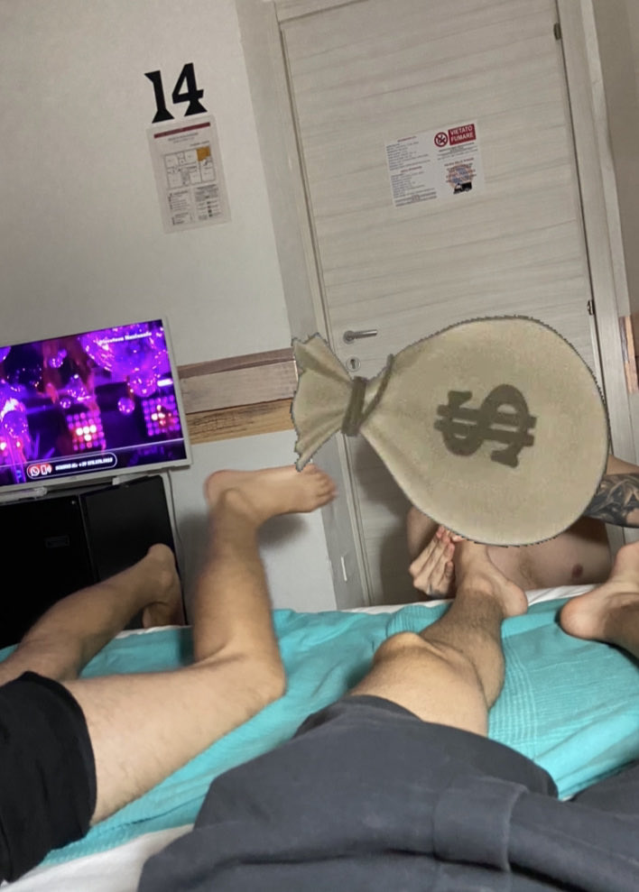 cashmasterGG's tweet photo. QUANTO AMIAMO I MASSAGGI AI PIEDI😈😈 sopratutto dopo un ora di sottomissione #master #slave https://t.co/60WDrpDdBP