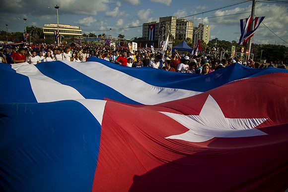 PartidoPCC's tweet photo. "Nuevamente se ha conformado un escenario adverso y otra vez resurge la euforia en nuestros enemigos y el apuro por hacer realidad los sueños de destruir el ejemplo de Cuba. No será la primera vez, ni tampoco la última, que la Revolución cubana deberá enfrentar retos y amenazas. Hemos corrido todos los riesgos y resistido invictos 60 años"

General de Ejército Raúl Castro Ruz

#CubaVencerá