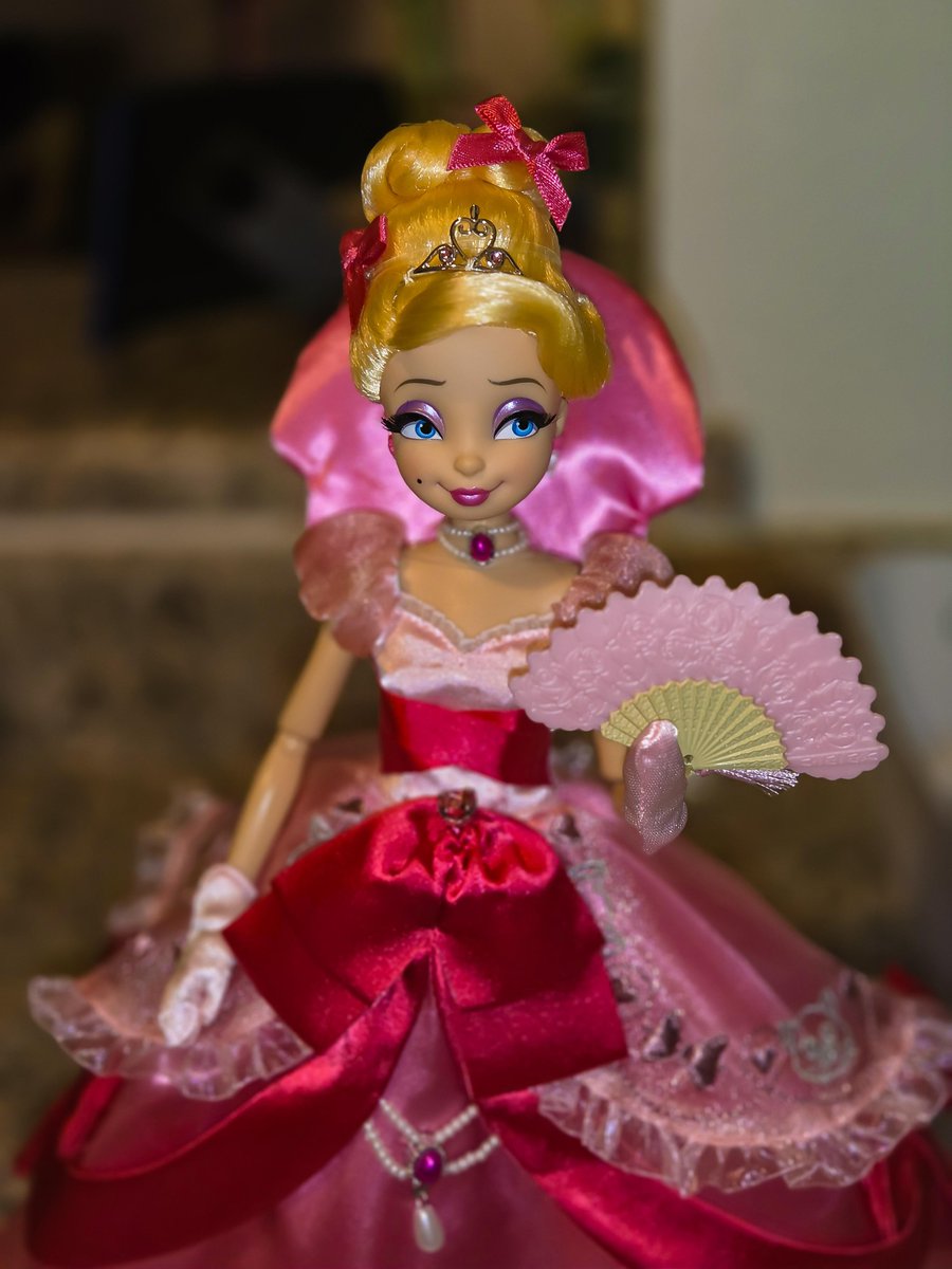 SeeingMount's tweet photo. Closeups of the Disney 2026 12 inch Designer Collection Charlotte (Lottie) from Princess and the Frog Collector doll via u/BewitchedStrawbery https://t.co/g9FDO01zRm
