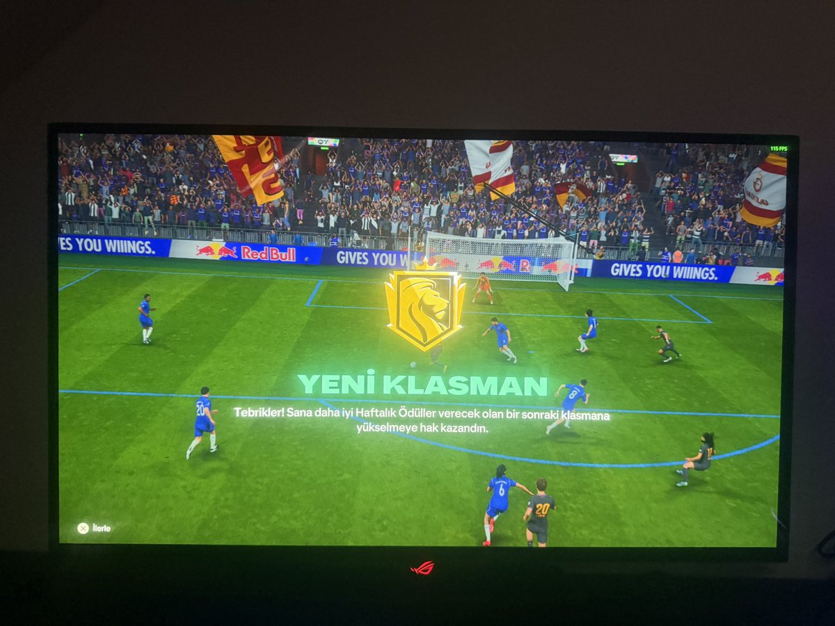 barkorkmaz0's tweet photo. Selamlar herkese! Bu sene de Elite’ye çıkmayı başardık. 4-4-1-1’de çok zorlanıyordum. Emre Kayır’ı yayında izlerken bu taktiği fark ettim. Sağ olsun, Instagram’dan taktiğini paylaştı. İlk 3-4 maç zorlandım ama zamanla alıştım. Bende bi iki değişiklik yaptım sizinle paylaşmak. https://t.co/eGfIRh4pm5