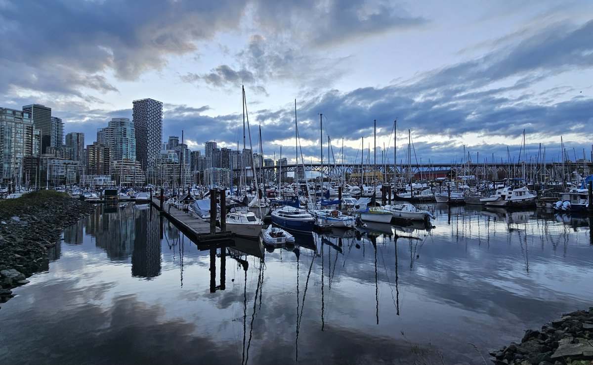 TriciaBarker49's tweet photo. Good morning Vancouver
#pickhappy #keepwalking https://t.co/hIm6F04flr