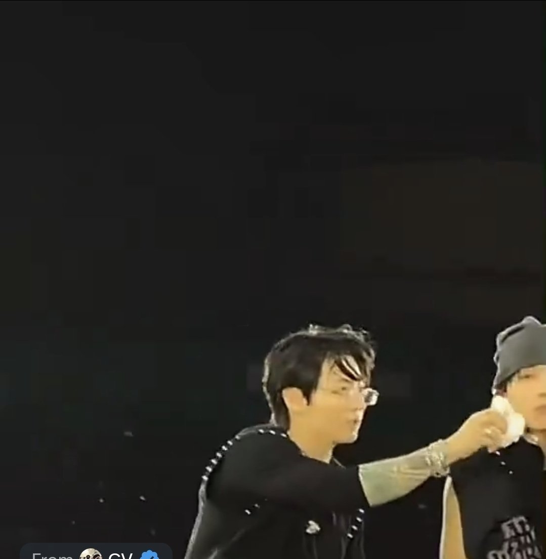 tkkr1993's tweet photo. Remember just 24 hours ago when stadium was singing for p1gminas birthday but man jungkook was busy taking care of taehyung..
least bothered bout his supposed boyfriend https://t.co/W9vy7dt6s2