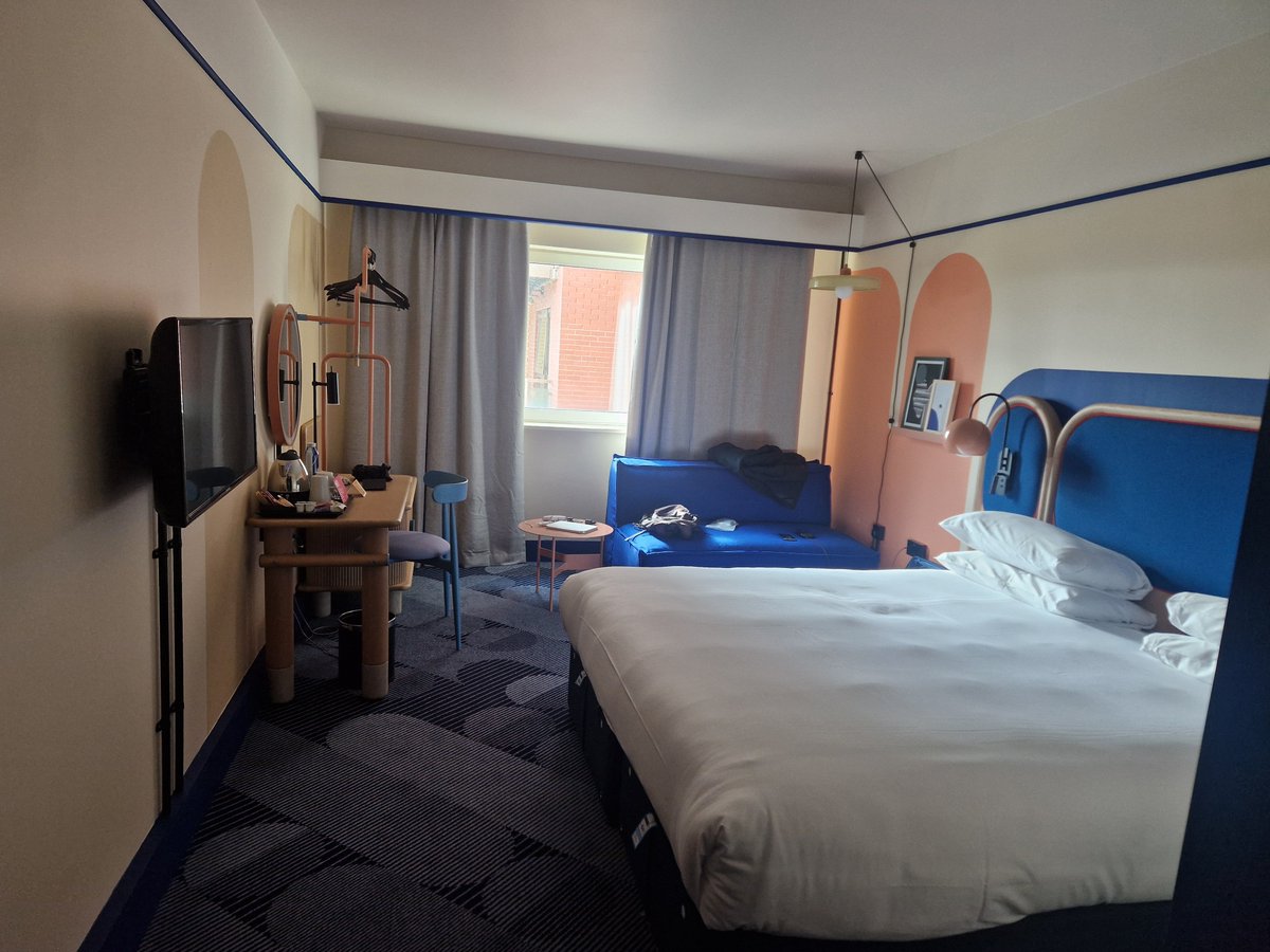 Lampardcfc08's tweet photo. Petit coucou de mon hôtel à #Stamfordbridge. Prêt pour aller voir le match de demain contre Bournemouth.
Come on #Chelsea 🥶🥶🥶 https://t.co/Aw00V4scdY