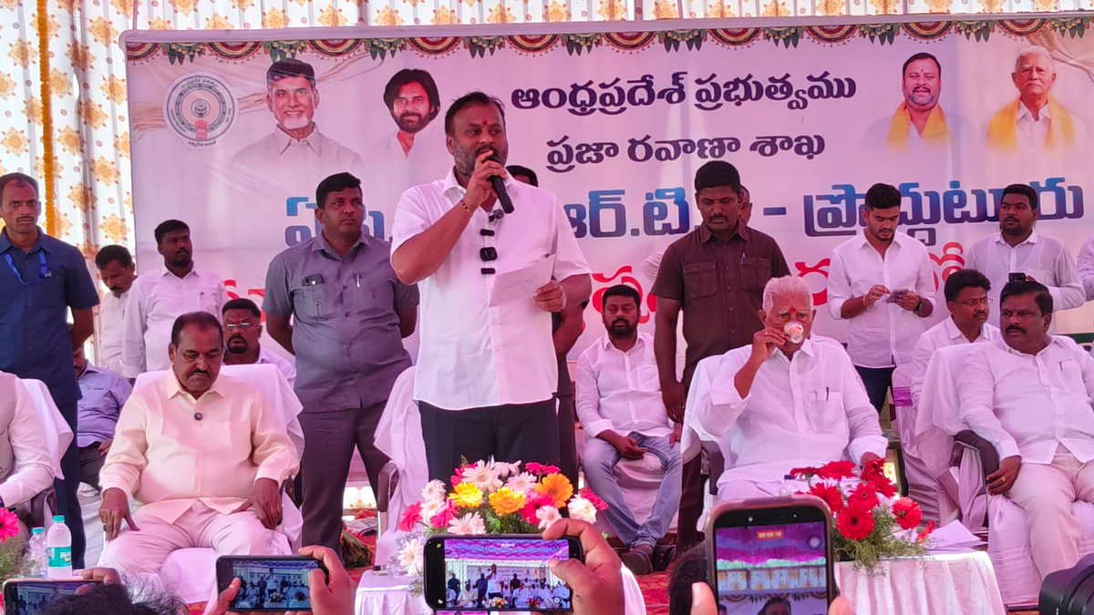 apsrtc's tweet photo. ఈ కార్యక్రమంలో APSRTC జాయింట్ మేనేజింగ్ డైరెక్టర్ శ్రీ ఎం. శివ ప్రసాద్, IFS గారు, APSRTC వైస్ చైర్మన్ శ్రీ పి.ఎస్. మునిరత్నం గారు, జోనల్ చైర్మన్ శ్రీ పూల నాగరాజు గారు,జోన్-4 ఎగ్జిక్యూటివ్ డైరెక్టర్ శ్రీ ఆర్.ఆర్.కె. కిషోర్ గారు పాల్గొన్నారు. https://t.co/3AzwNeuWvN