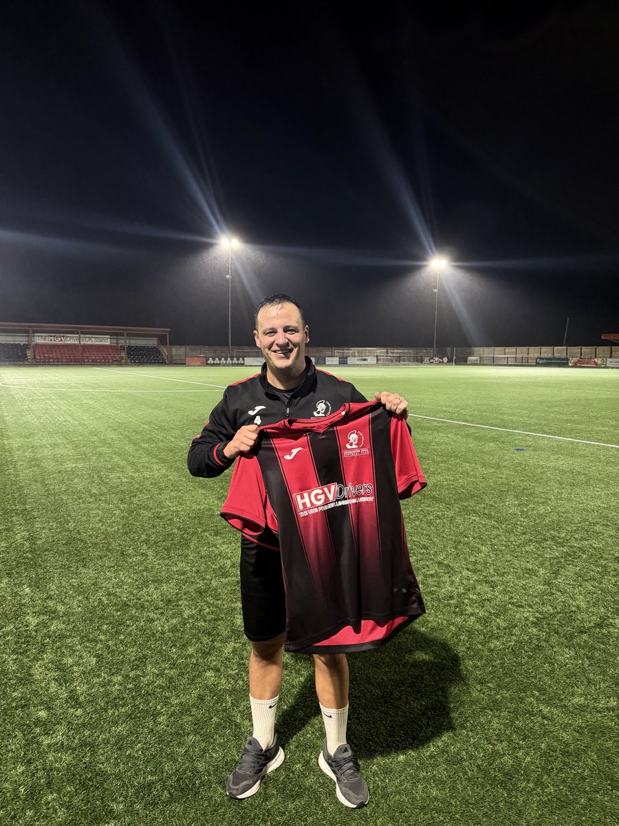 CirenTownFC's tweet photo. 𝐀𝐝𝐚𝐦 𝐌𝐚𝐜𝐞 𝐒𝐢𝐠𝐧𝐬 ✍🏼 

There’s a new Centurion in the Cotswolds as Adam Mace signs for Cirencester Town!

Mace came through the Cirencester Town Academy before moving into senior football, where he enjoyed multiple successes, including back-to-back promotions as captain of Worcester City.

#UpTheCenturions

🔴⚫️