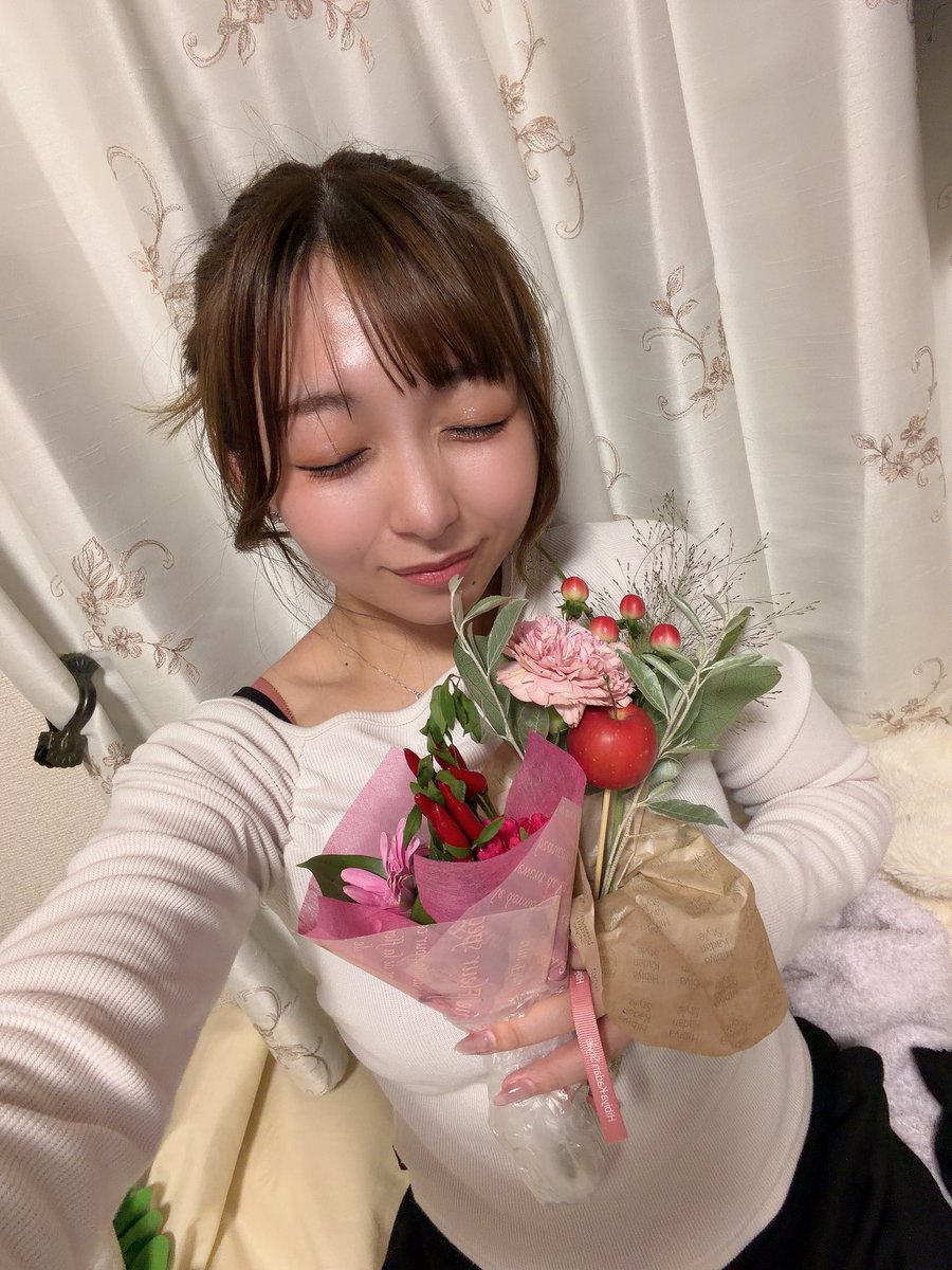 yuino48_01's tweet photo. #恋愛間 
2日目2ステ無事終了〜✨✨
今日も楽しかったぁぁ😆お花も差し入れもありがとうございます🥹🙏🏻💖
もう折り返しなんてあっという間すぎてびっくり！残りも頑張りますよ〜！！
明日夜はまだお席余裕ありです！ぜひぜひ💫

あ、終わったあとは皆とお隣の中華屋さんでラーメン食べました🍜 https://t.co/9qyBt2aha6