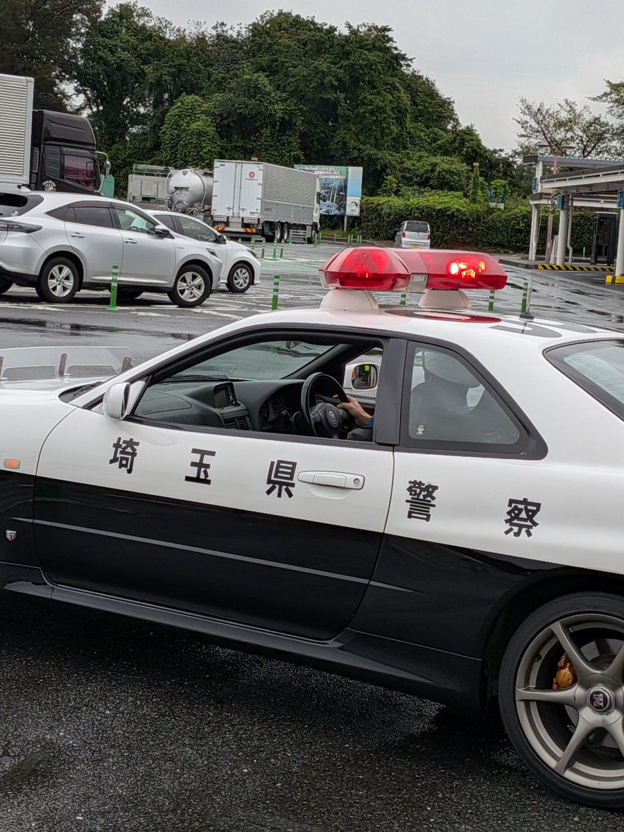 Sirin20126's tweet photo. この前埼玉のSAでとても貴重なものを見た。 

GT-R BNR34 とてつもなく欲しいけど、プレミアが付いていて中古価格が2000万円超(状態の良いものだと4000万円以上)するのでなかなか手が届かない。 https://t.co/a7RsUnJfBW