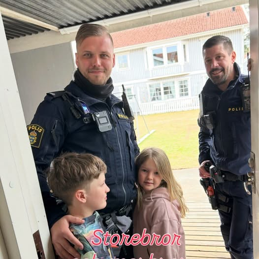 rebew_lexa's tweet photo. Auch ich möchte den Brief des Vaters von Christian Zedig (einem schwedischen Polizisten, der in Kopenhagen während eines Fußballspiels von einem gebürtigen Kongolesen getötet wurde) an die dänische Ministerpräsidentin Mette Frederiksen veröffentlichen, damit so viele wie möglich ihn lesen und sich ihr eigens Bild über den Irrsinn in Europa machen können. 

08.Oktober 2026, Schweden

Alles hat eine Grenze, und dann steht man entweder dazu oder erklärt es.  
Ich bin Johan Zedig, Vater von Christian Zedig, der in Dänemark/Kopenhagen niedergeschlagen/ermordet wurde.  Christian war Polizeibeamter. Er schwor, das Rechtssystem zu schützen, das wir hier in Schweden haben, und das vermutlich dasselbe in Dänemark ist.  

Christian griff gegen Leute ein, die bereits mit der Absicht gekommen waren, Ärger zu machen, und er versuchte, während des Fußballspiels selbst für Ruhe zu sorgen. Die Person, die ihn geschlagen hat und die bereits wegen Gewaltbereitschaft bekannt war, wollte einfach nur einen Auslass für ihre innere Aggression. Das steht bereits in den Akten, und es gibt sicherlich auch Zeugen.  

So sehe ich es also: Ich habe keine Tränen mehr übrig, die Familie kämpft im Dunkeln, und Kinder und Enkel stolpern in einem System vorwärts, das offenbar ausgehöhlt wurde.  
Deshalb möchte ich als Christians Vater mit Ihnen als dänischer Ministerpräsidentin zusammentreffen. 
Ich möchte, dass Sie und ich uns von Angesicht zu Angesicht begegnen, und dort müssen Sie mir erklären, wie man für einen Mord nur 12 Monate geben kann. (Es war geplant, jemanden zu treffen, und das weiß jeder.)  

Ich stelle mir vor, dass Sie hierherkommen, in die Welt von Astrid Lindgren, Mariannelund, Katthult, Bullerbyn … Wo Kinder ihre Märchen bekommen, wo das Leben beginnt.  

Also Mette Frederiksen, ich warte auf Sie und auf eine Antwort von Ihrem Ministerium.  Mein Christian darf nicht umsonst gestorben sein.  Ich bin erreichbar unter johan@zedigs.se  Ich warte darauf, dass Sie den Mut haben, zu antworten.  

Mit freundlichen Grüßen  
Johan Zedig