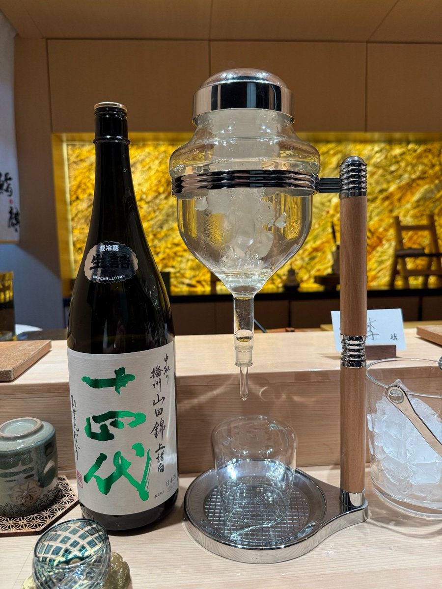 TORYAUTONkzm's tweet photo. En la bodega, el anciano japonés saboreaba el vino, con una actitud tranquila, sin culpas ni remordimientos. https://t.co/zJnNQ1nBzA