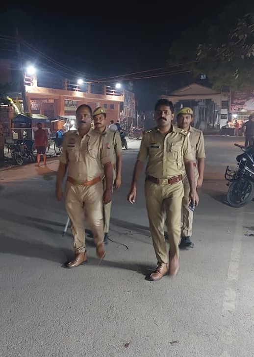 balliapolice's tweet photo. #SPBallia श्री डॉ0 ईरज राजा के निर्देशन में जनपद में शांति व कानून व्यवस्था बनाए रखने तथा आमजन में सुरक्षा का भाव जागृत करने के उद्देश्य से #PS_बांसडीह पुलिस द्वारा मुख्य मार्गाें व अन्य भीड़ वाले स्थानों पर पैदल गस्त की गई। #Ballia #बलिया
@Uppolice
@dgpup
@digazamgarh https://t.co/WG6VDLIxJC