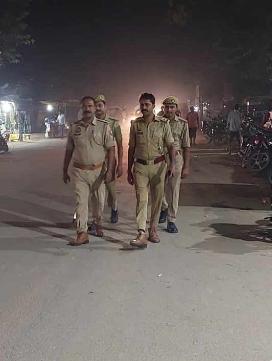 balliapolice's tweet photo. #SPBallia श्री डॉ0 ईरज राजा के निर्देशन में जनपद में शांति व कानून व्यवस्था बनाए रखने तथा आमजन में सुरक्षा का भाव जागृत करने के उद्देश्य से #PS_बांसडीह पुलिस द्वारा मुख्य मार्गाें व अन्य भीड़ वाले स्थानों पर पैदल गस्त की गई। #Ballia #बलिया
@Uppolice
@dgpup
@digazamgarh https://t.co/WG6VDLIxJC