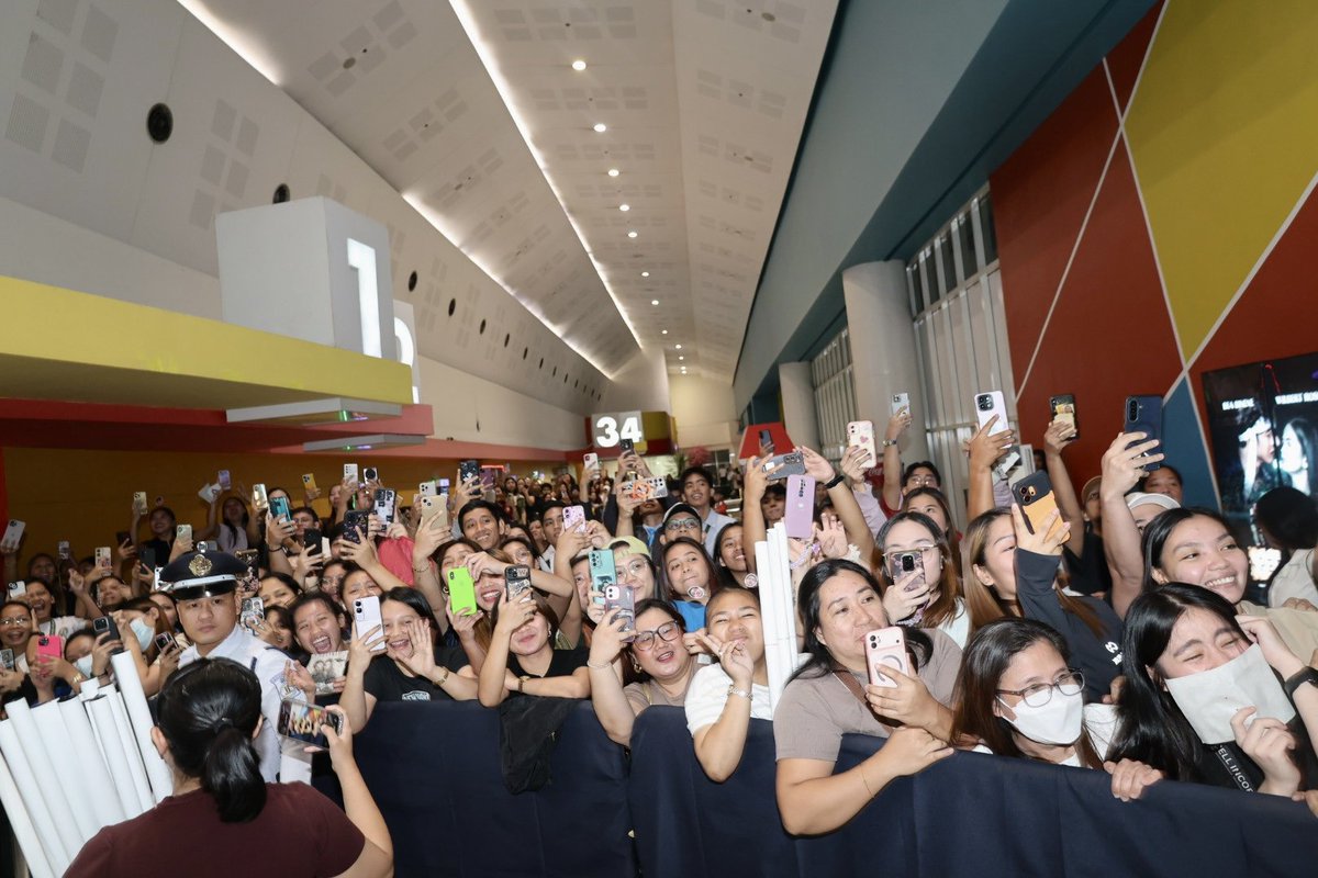 VIVA_Films's tweet photo. PALUPITAN BA 'TO? GRABE ANG SM CITY CALAMBA! 🤩🤩

Shouts echoed, Ticket secured! Handa na talaga kayo on October 14! 😎🍿

#PeeMakPH #PeeMakAngPaglibot https://t.co/WoYxbhtiFH