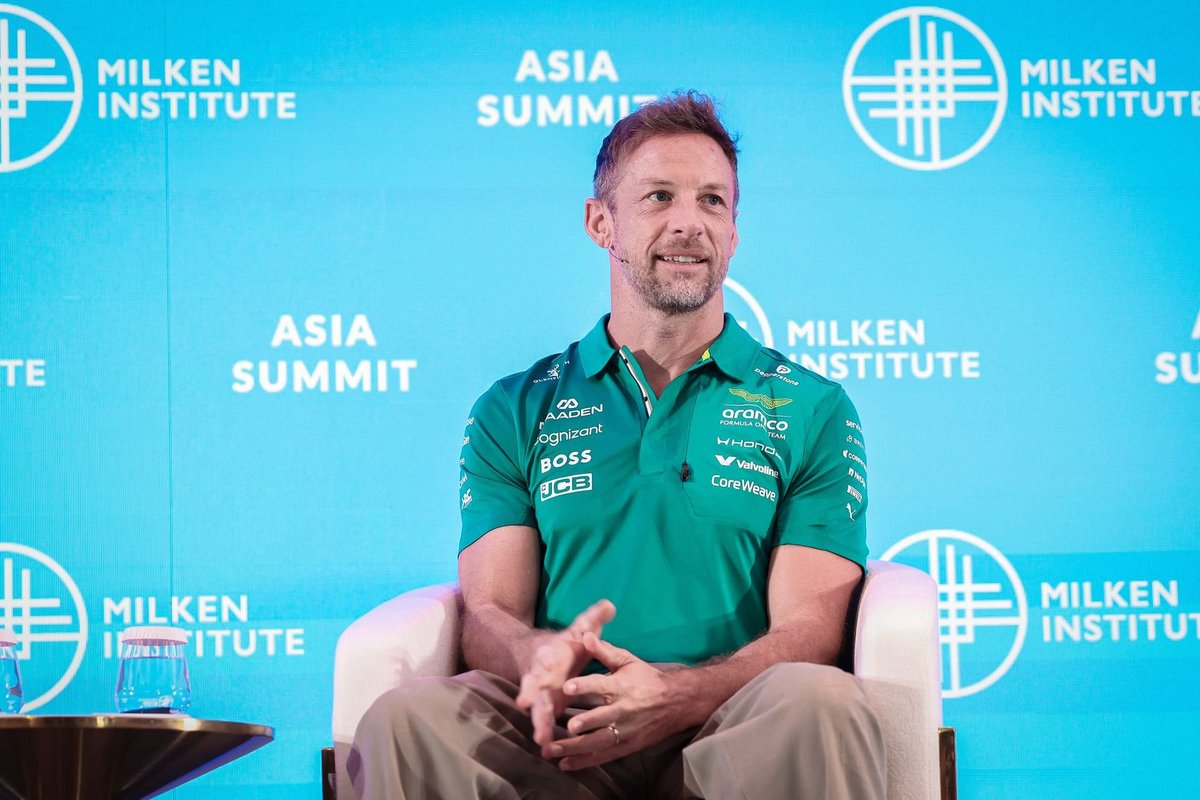 FormulaDirecta's tweet photo. 🧠 Jenson Button: "Quiero que la F1 vuelva a los motores de combustión y que no haya más de 24 carreras"

👉 "Para los pilotos, está bien. Terminan la carrera, se suben a un jet privado y se van a casa".

👉 "Pero para los mecánicos y todos los demás que trabajan en el equipo, el proceso de desmontaje y montaje es una locura".

[The Race]

#F1 #SingaporeGP 🇸🇬