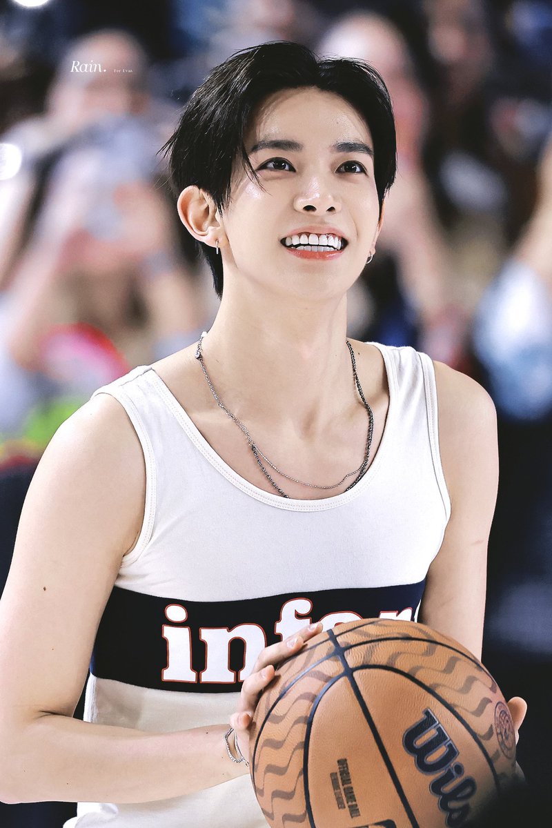 cuddlyheeseung's tweet photo. he has the craziest body proportions and the softest, most beautiful smile ever https://t.co/q2tDljaUTM